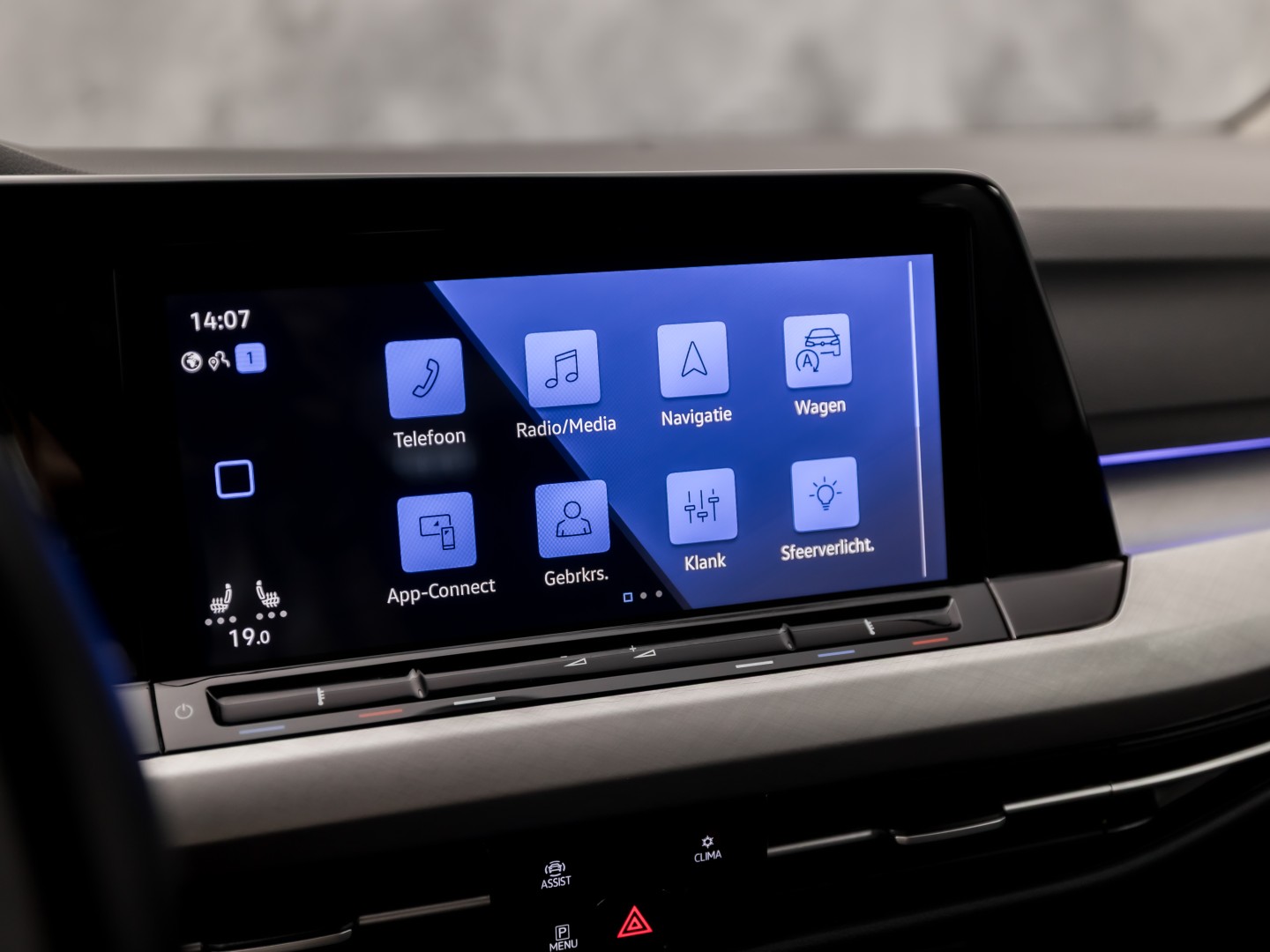 Volkswagen Golf 1.5 TSI Sport 150Pk Automaat (APPLE CARPLAY, GROOT NAVI, STUUR/STOELVERWARMING, SPORTSTOELEN, GETINT GLAS, SFEERVERLICHTING, KEYLESS, NIEUWSTAAT)