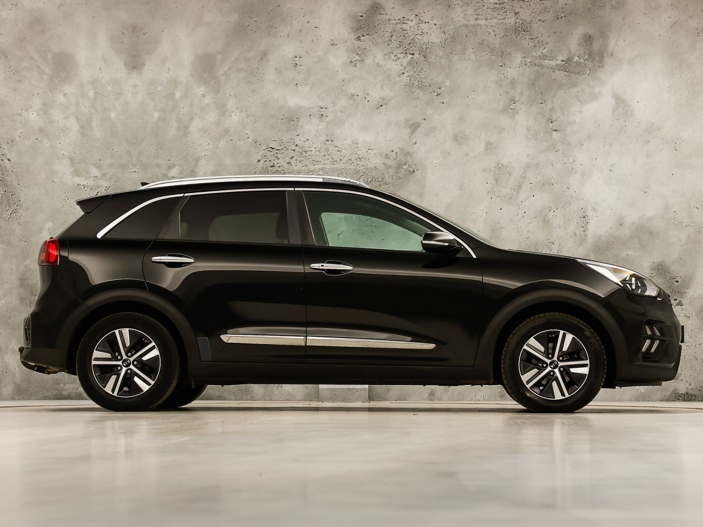 Kia Niro 1.6 GDi PHEV DynamicPlusLine Automaat (APPLE CARPLAY, GROOT NAVI, STUUR/STOELVERWARMING, CAMERA, TREKHAAK, SPORTSTOELEN, GETINT GLAS, ADAPTIVE CRUISE, NIEUWSTAAT)