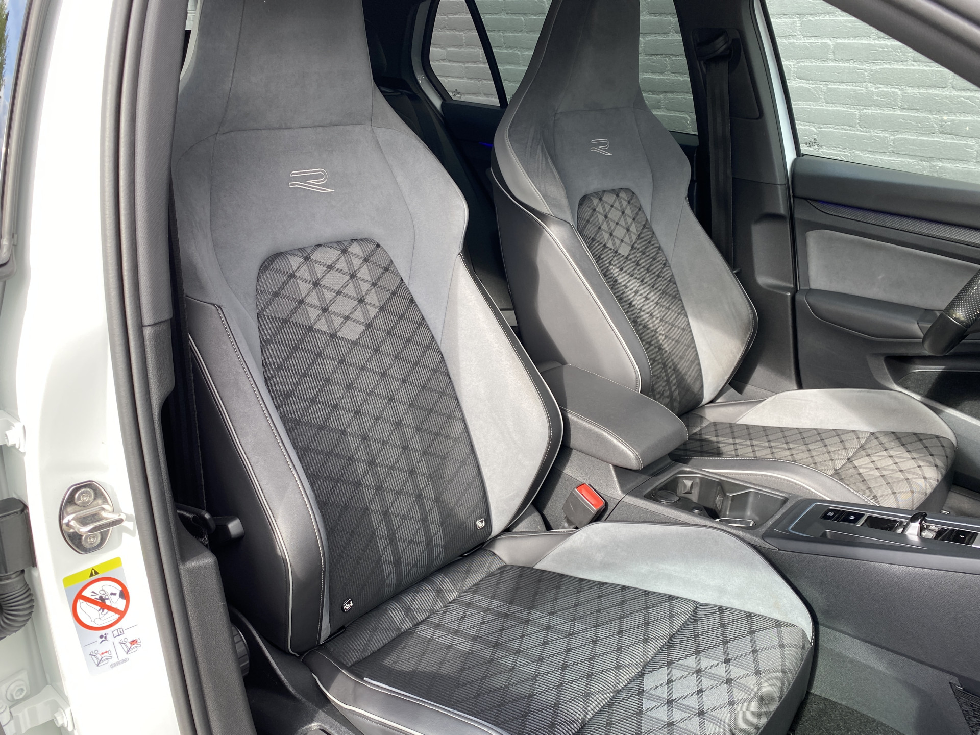 Volkswagen Golf 1.5 eTSI R-Line 150 pk Business+ | 1e eigenaar | navigatie | IQ light | camera | sfeerverlichting | stoel-stuurverw.