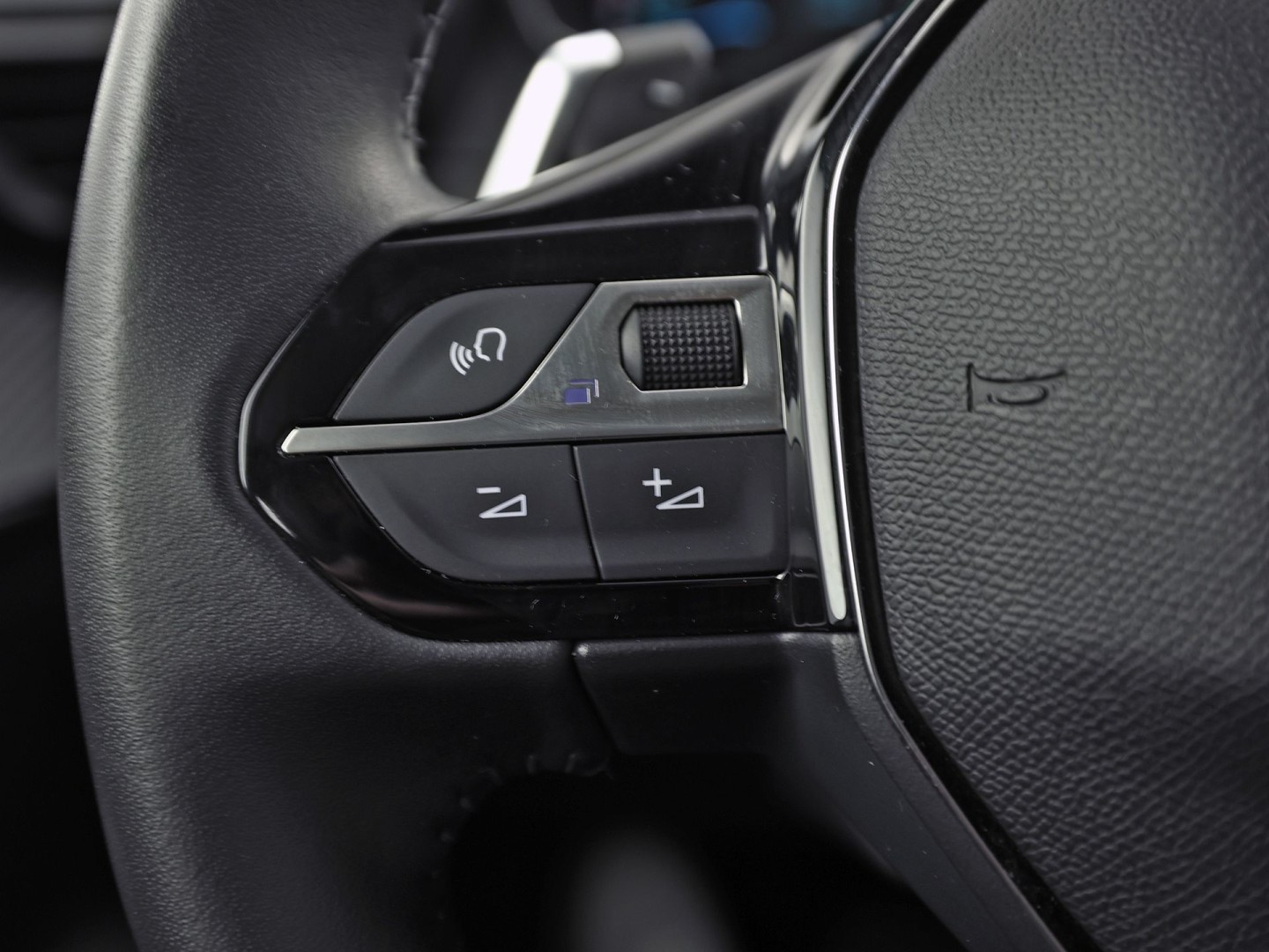 Peugeot 208 1.2 Hybrid 110 e-DCS6 Sport Style Automaat (APPLE CARPLAY, NAVIGATIE, PARKEERSENSOREN, SPORTSTOELEN, LANE ASSIST, CRUISE, NIEUWSTAAT)
