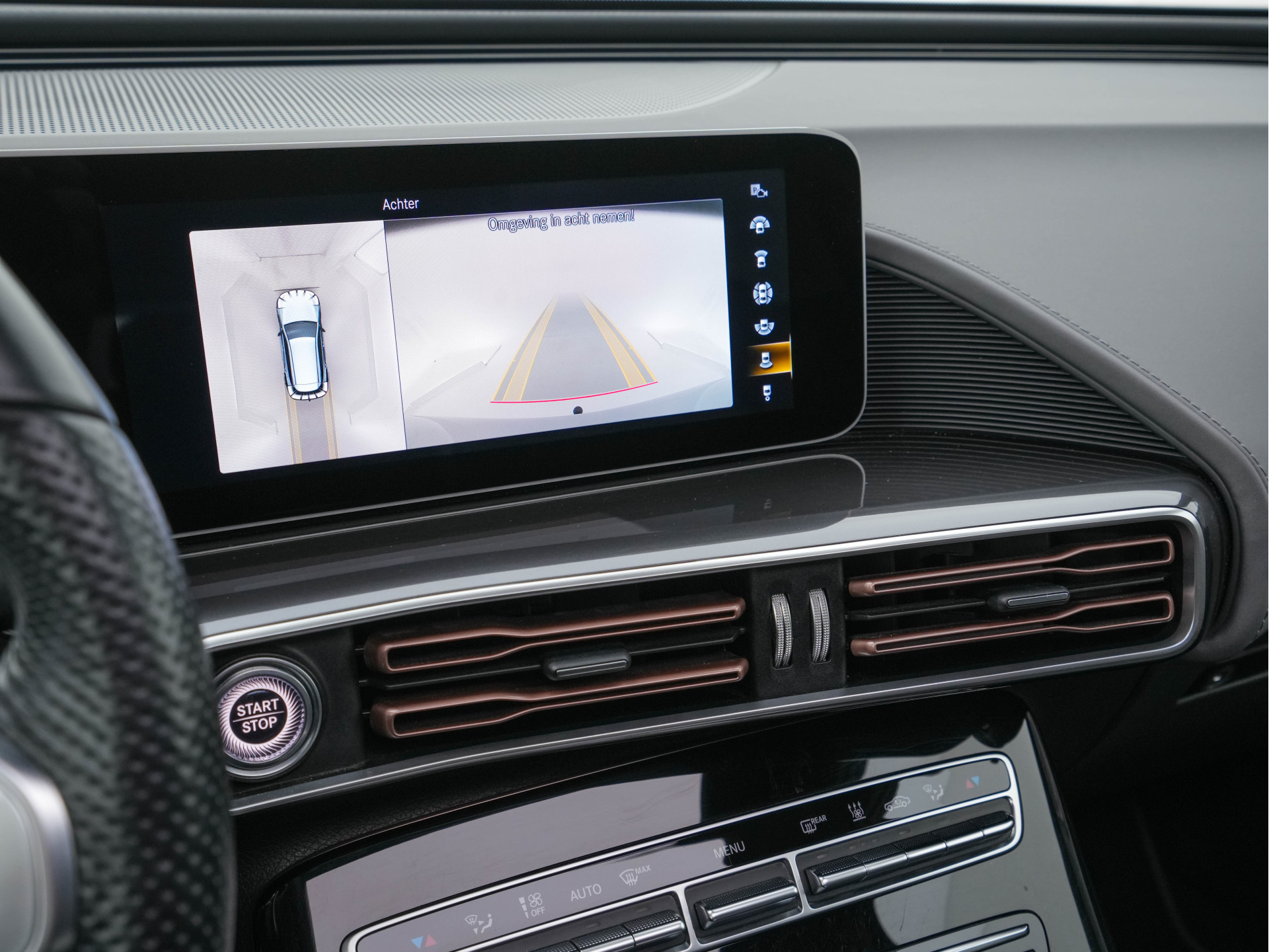 Mercedes-Benz EQC 400 4MATIC AMG-Pack Premium Plus 80 kWh (3-Fase) {SOH-94%} (INCL-BTW) *PANO | WIDESCREEN | HEAD-UP | DISTRONIC | MULTI-BEAM | BURMESTER-AUDIO | MEMORY-PACK | TOP-VIEW | KEYLESS | LEATHER | SPORT-SEATS | DAB+ | AMBIENT-LIGHT | 20''