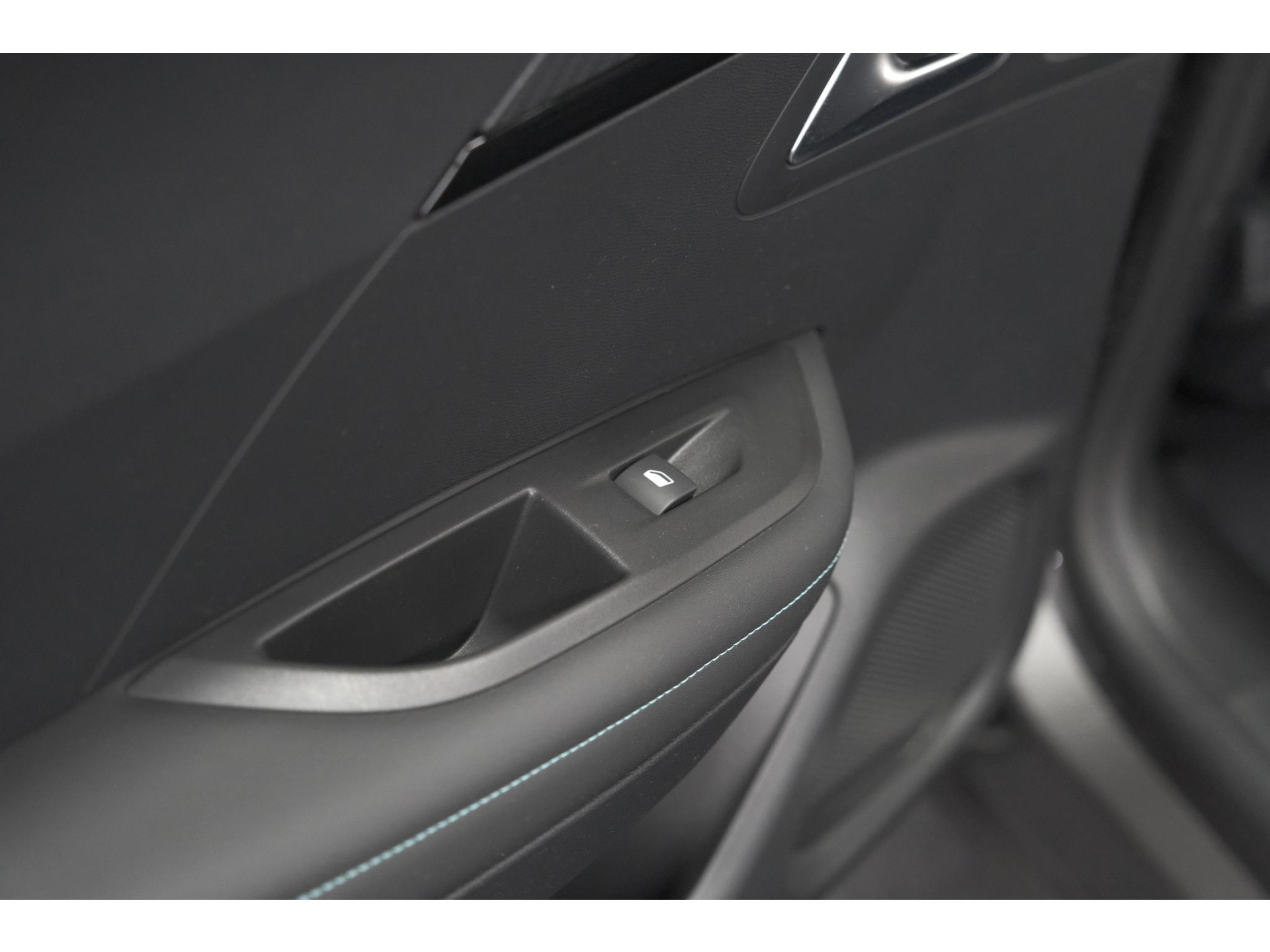 Peugeot 2008 PureTech 130 EAT8 Allure Pack | Trekhaak | Camera | Navigatie | Parkeersensoren