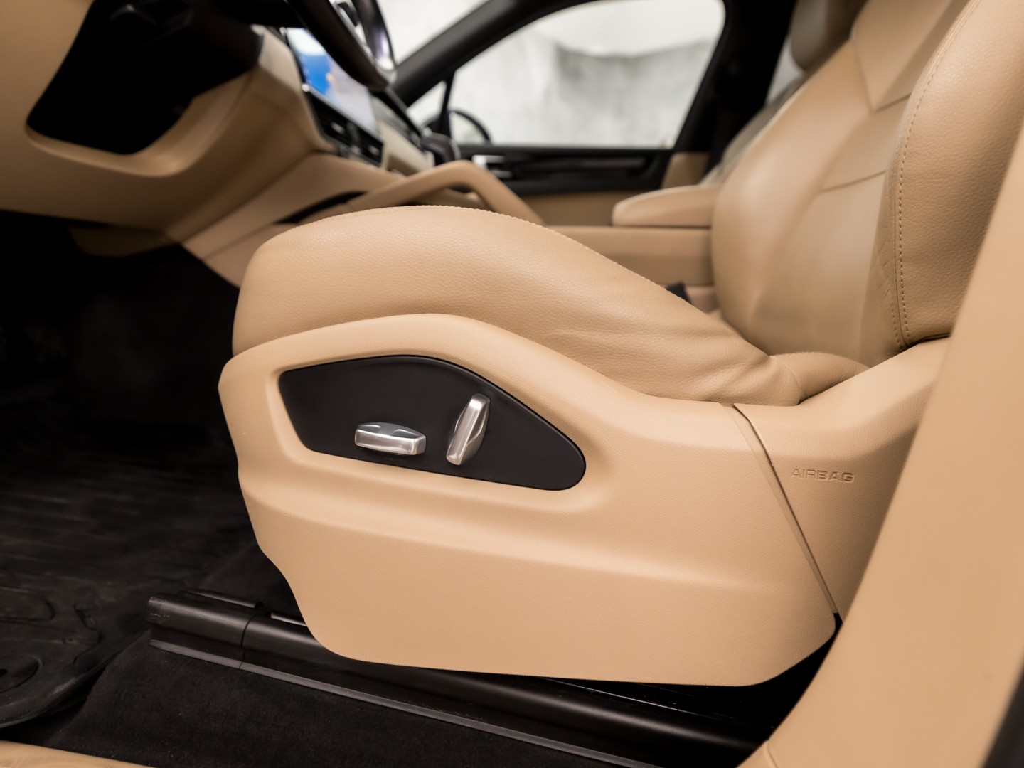 Porsche Cayenne 3.0 E-Hybrid Sport 463Pk (SPORTCHRONO PAKKET, LUCHTVERING, SOH 95%, BLACK PACK, APPLE CARPLAY, MEMORY SEATS, STOELVERWARMING, GETINT GLAS, CAMERA, NIEUWSTAAT)