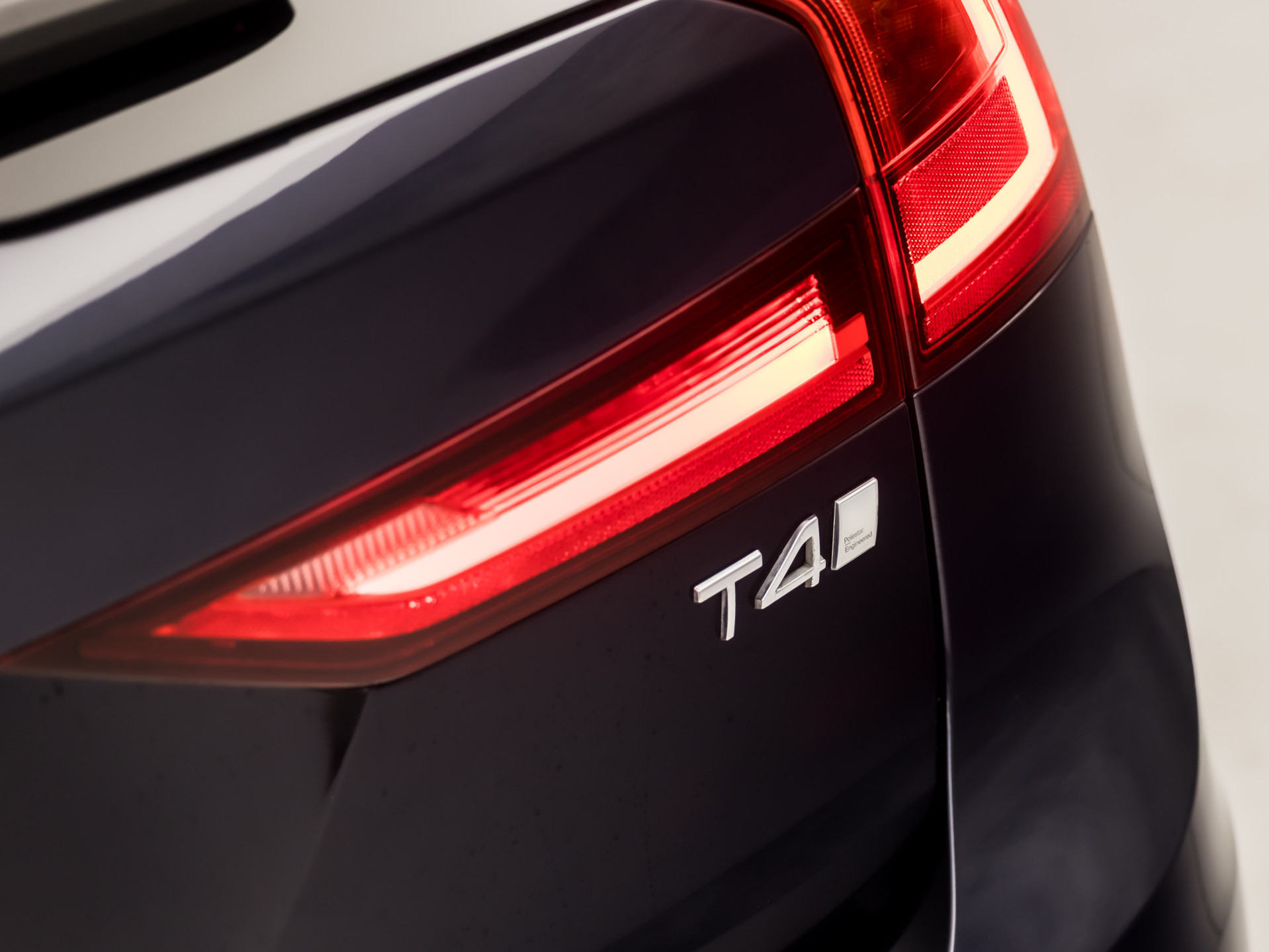 Volvo V90 2.0 T4 Momentum Sport 190Pk Automaat (APPLE CARPLAY, GROOT NAVI, LEDER, GETINT GLAS, STOELVERWARMING ACHTER, MEMORY SEATS, ELEK ACHTERKLEP, NIEUWE APK, NIEUWSTAAT)