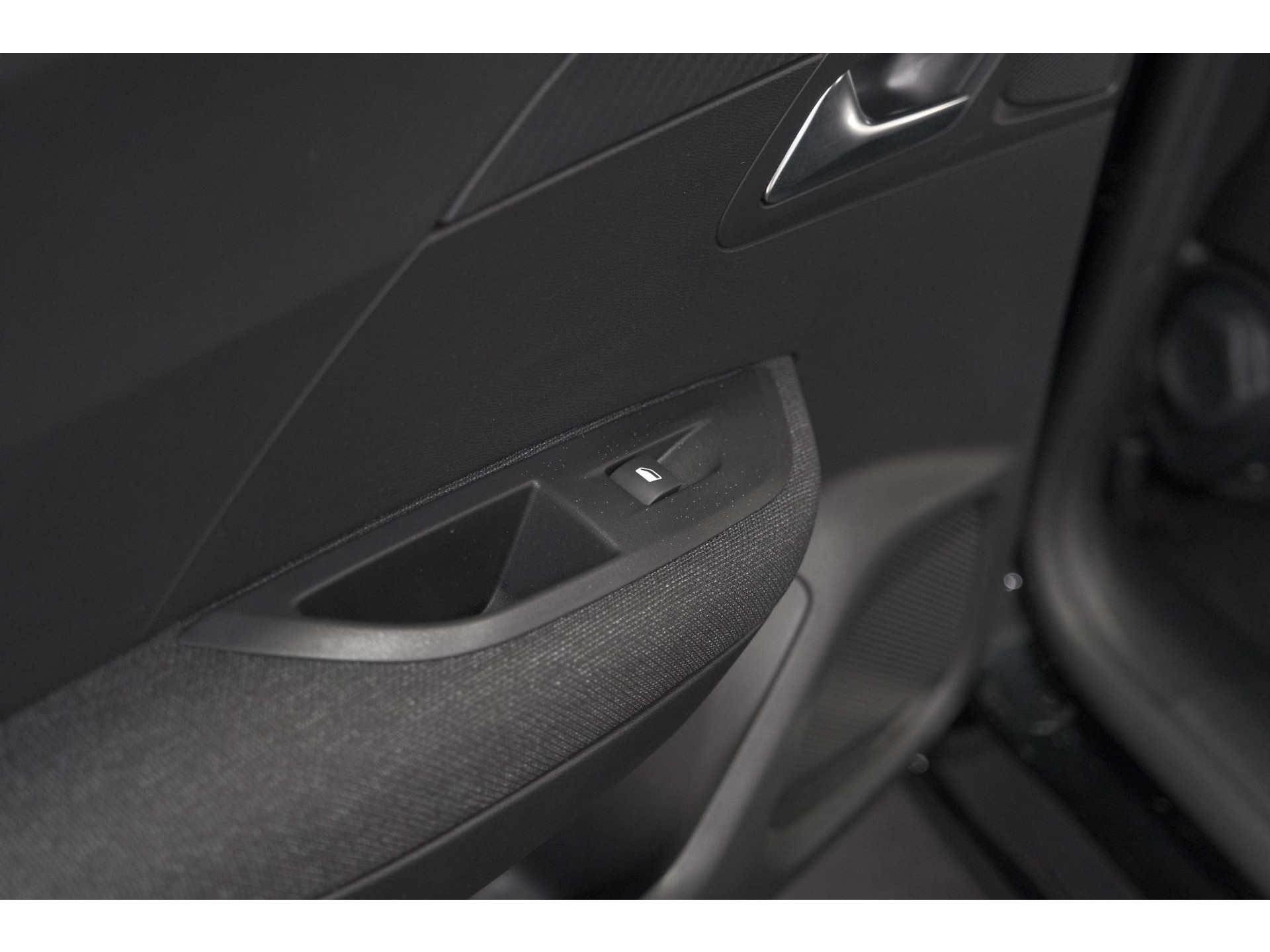 Peugeot 2008 1.2 Hybrid 136 Style | Apple Carplay | Parkeersensoren | Climate control