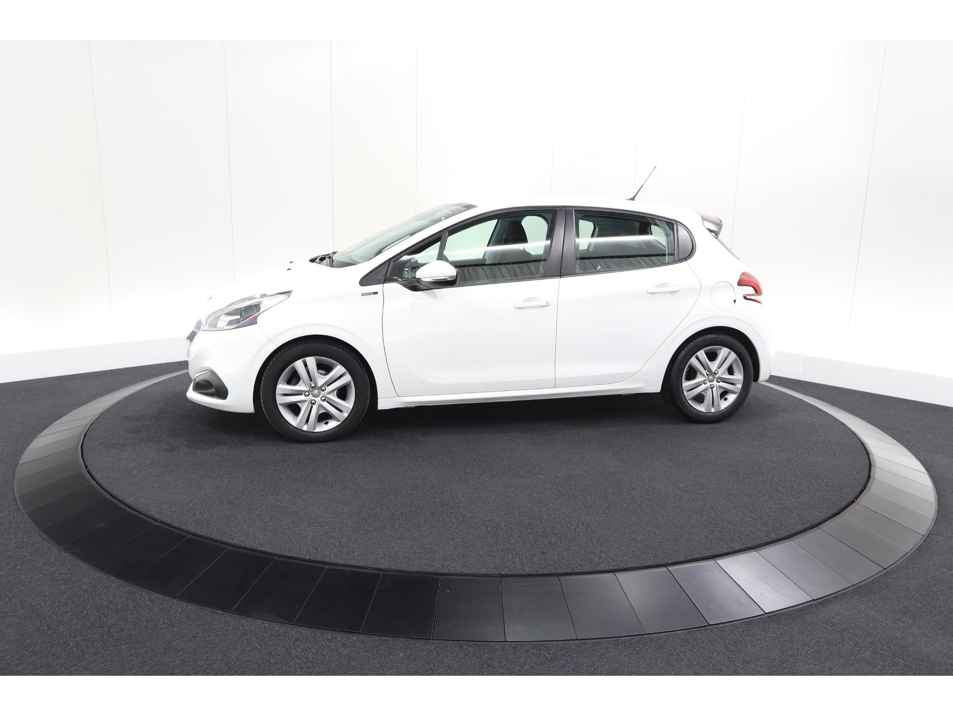 Peugeot 208 PureTech 82 Signature | Parkeersensoren | Apple Carplay | Pack Connect | Armsteun