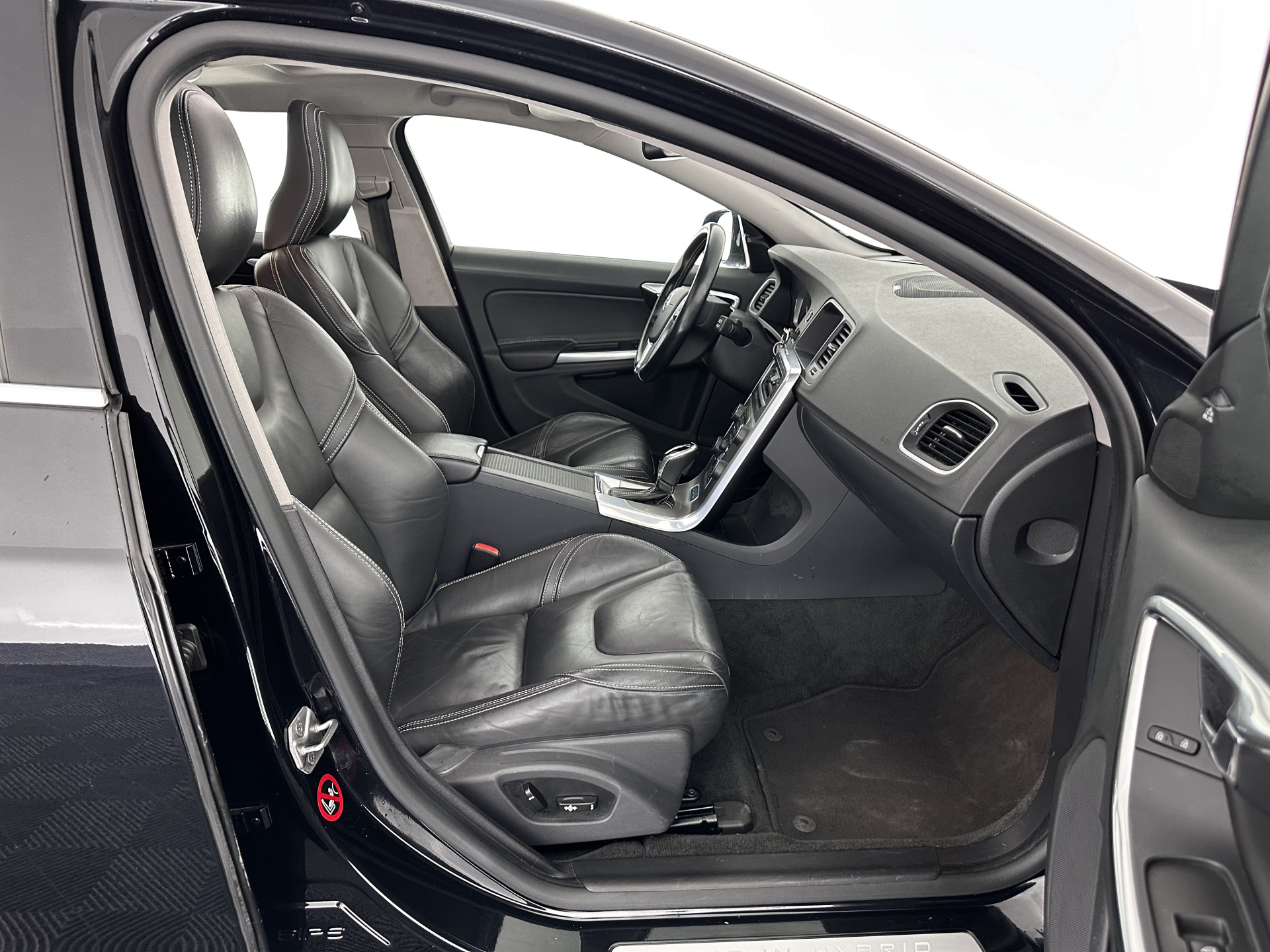 Volvo V60 2.4 D6 AWD Hybrid Summum ( Plug-In) Aut. *PANO | BI-XENON | LEATHER | PREMIUM-SOUND-AUDIO | NAVI-FULLMAP | MEMORY-PACK | ADAPTIVE-CRUISE | CAMERA | HEATED-SPORTSEATS | TOWBAR | BLINDSPOT | 18"ALU*