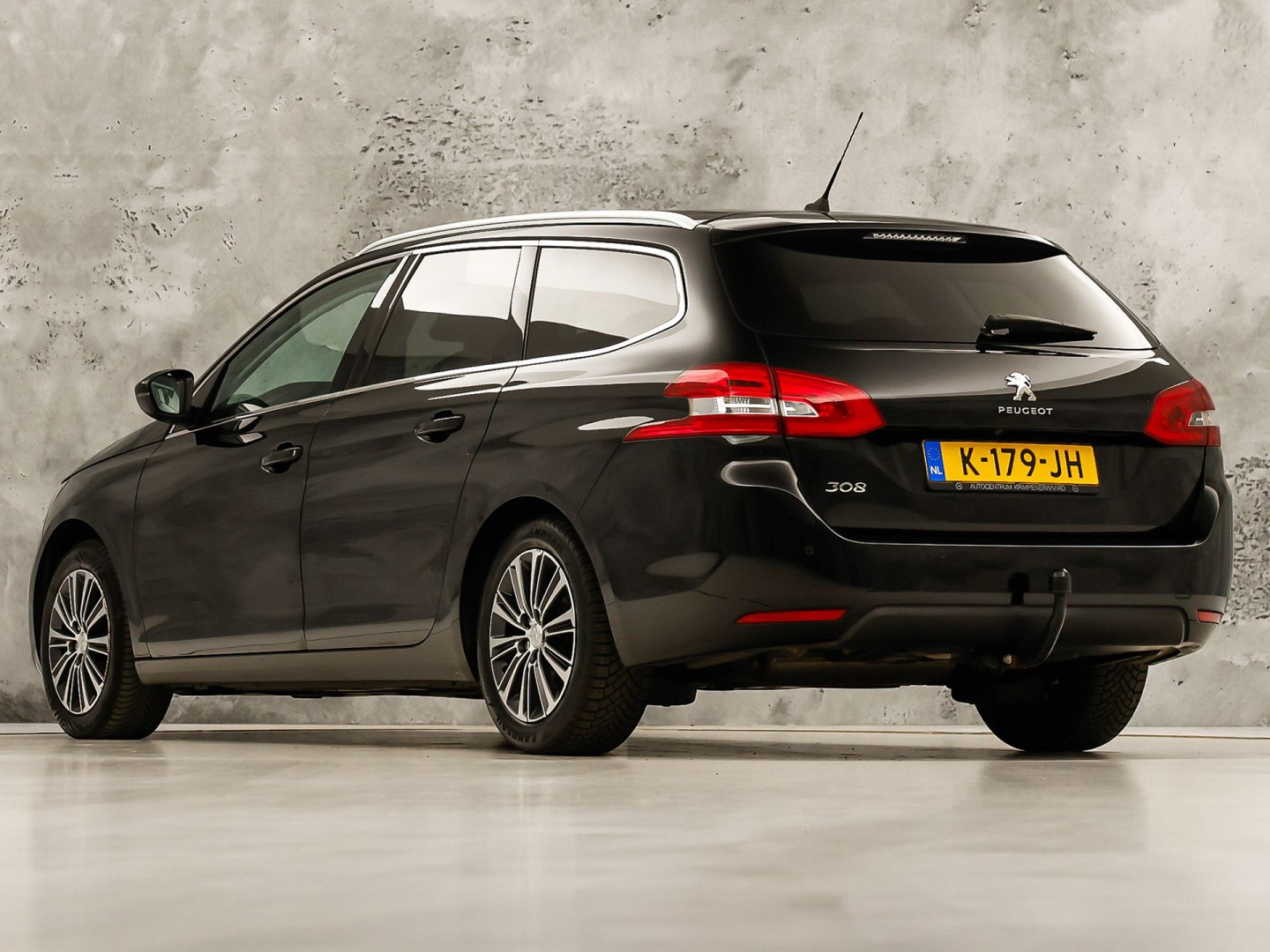 Peugeot 308 SW 1.2 PureTech Premium Sport (VIRTUAL COCKPIT, APPLE CARPLAY, GROOT NAVI, 360 CAMERA, SPORTSTOELEN, LEDER, TREKHAAK, GETINT GLAS, NIEUWSTAAT)