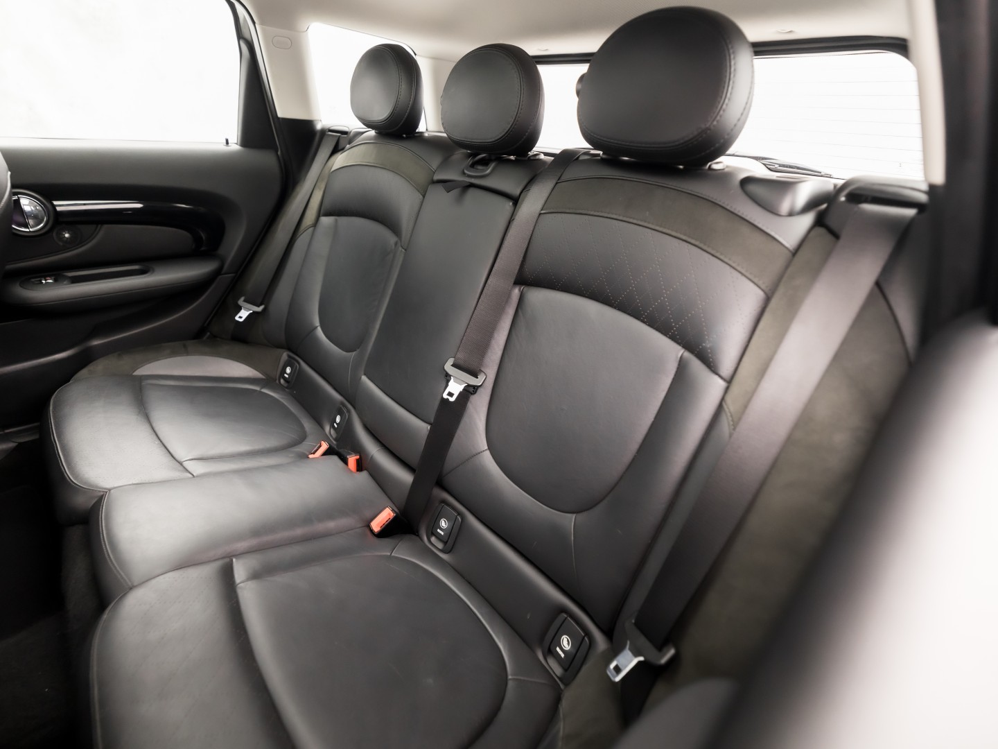 MINI Clubman 2.0 Cooper S Chilli 192Pk Automaat (PANORAMADAK, GROOT NAVI, MEMORY SEAT, LEDER, HARMAN/KARDON, CAMERA, STOELVERWARMING, LED KOPLAMPEN, NIEUWSTAAT)