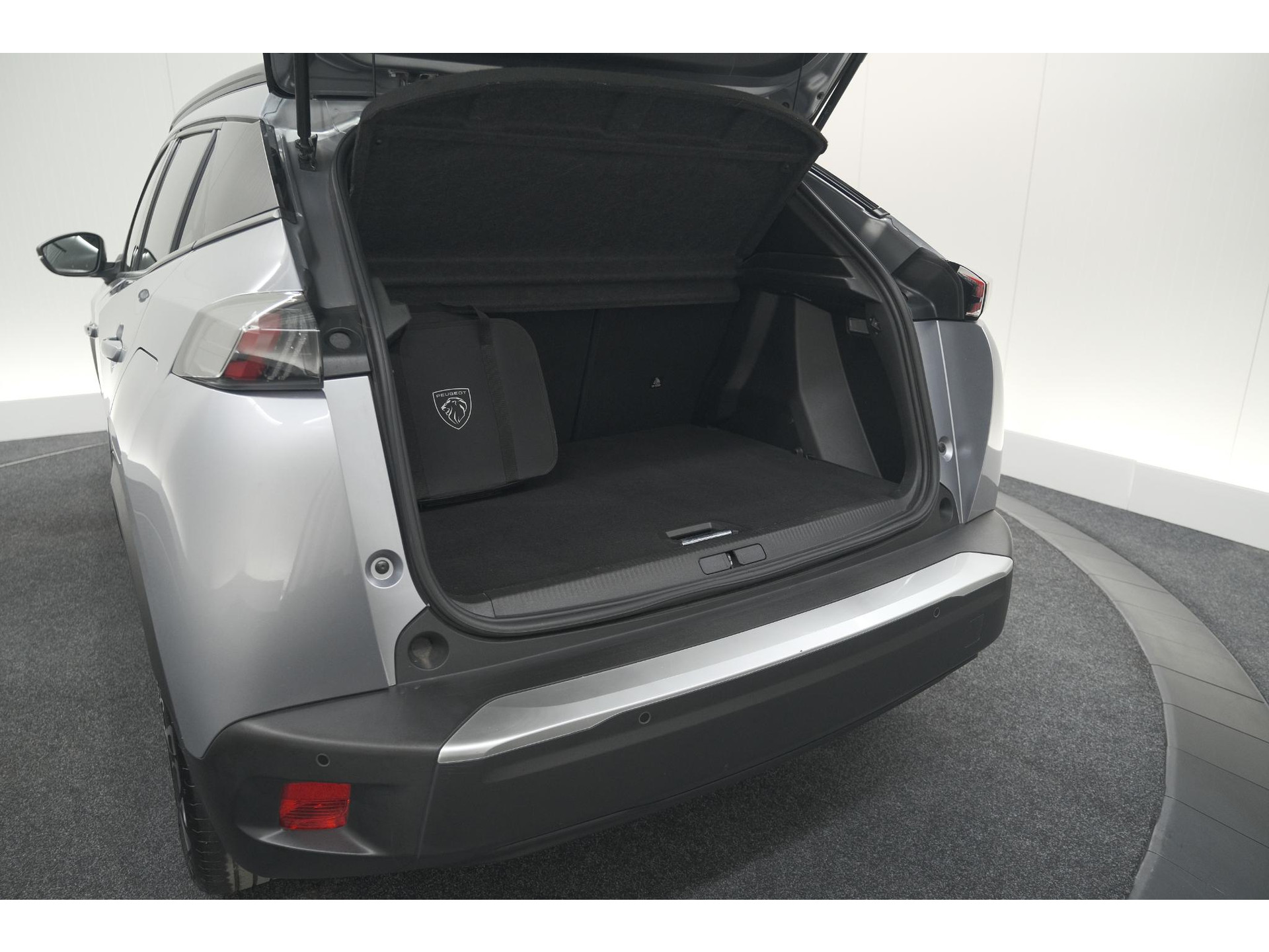 Peugeot e-2008 EV Allure Pack 50 kWh | 3 Fase Laadfunctie | Camera | Navigatie | Parkeersensoren | Apple Carplay