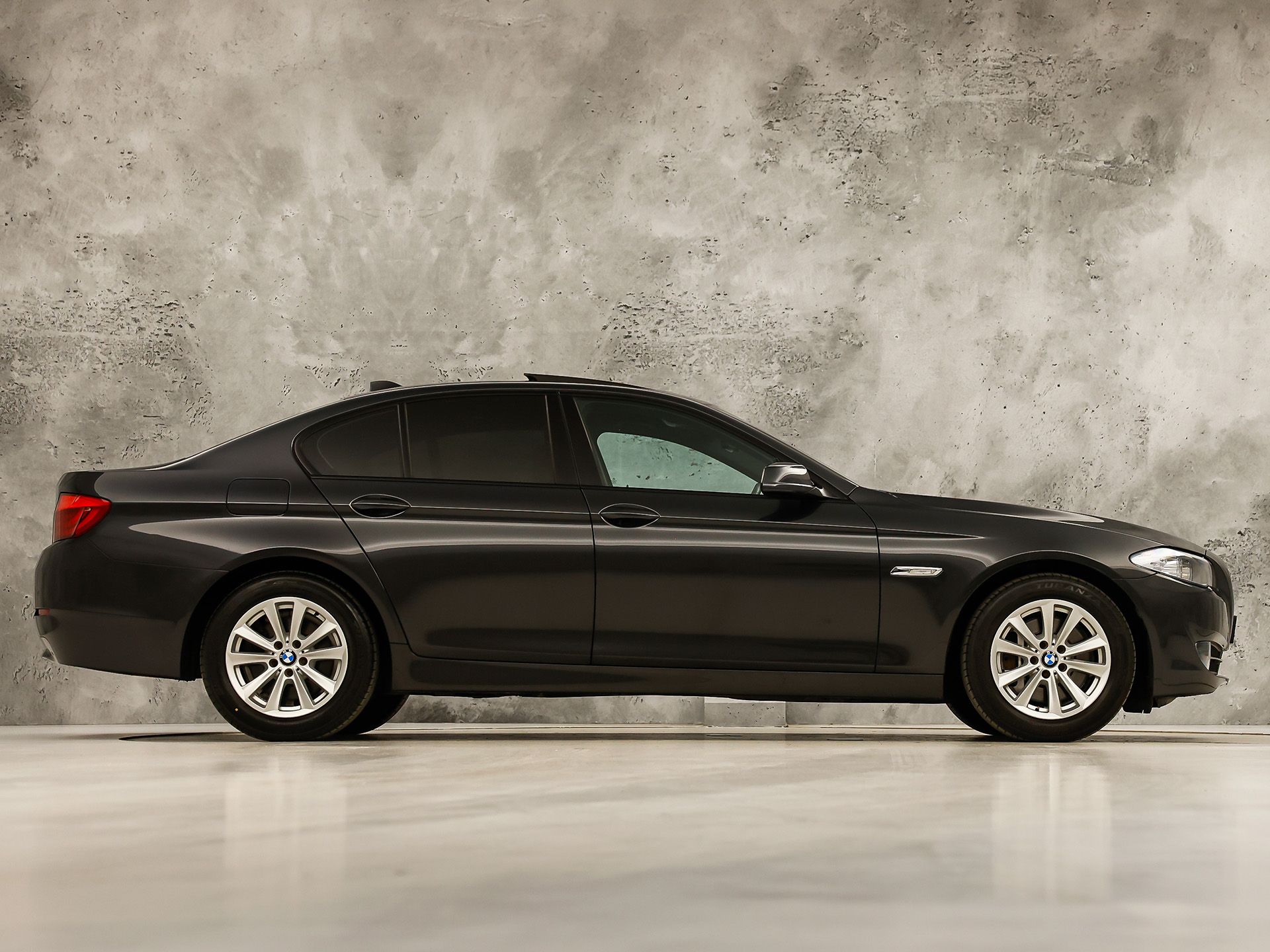 BMW 5 Serie 528i High Executive 245Pk Automaat (SCHUIFDAK, GROOT NAVI, LEDER, GETINT GLAS, ELEK SPORTSTOELEN, ZWART HEMEL, STOELVERWARMING, PARKEERSENSOREN, XENON, NIEUWSTAAT)