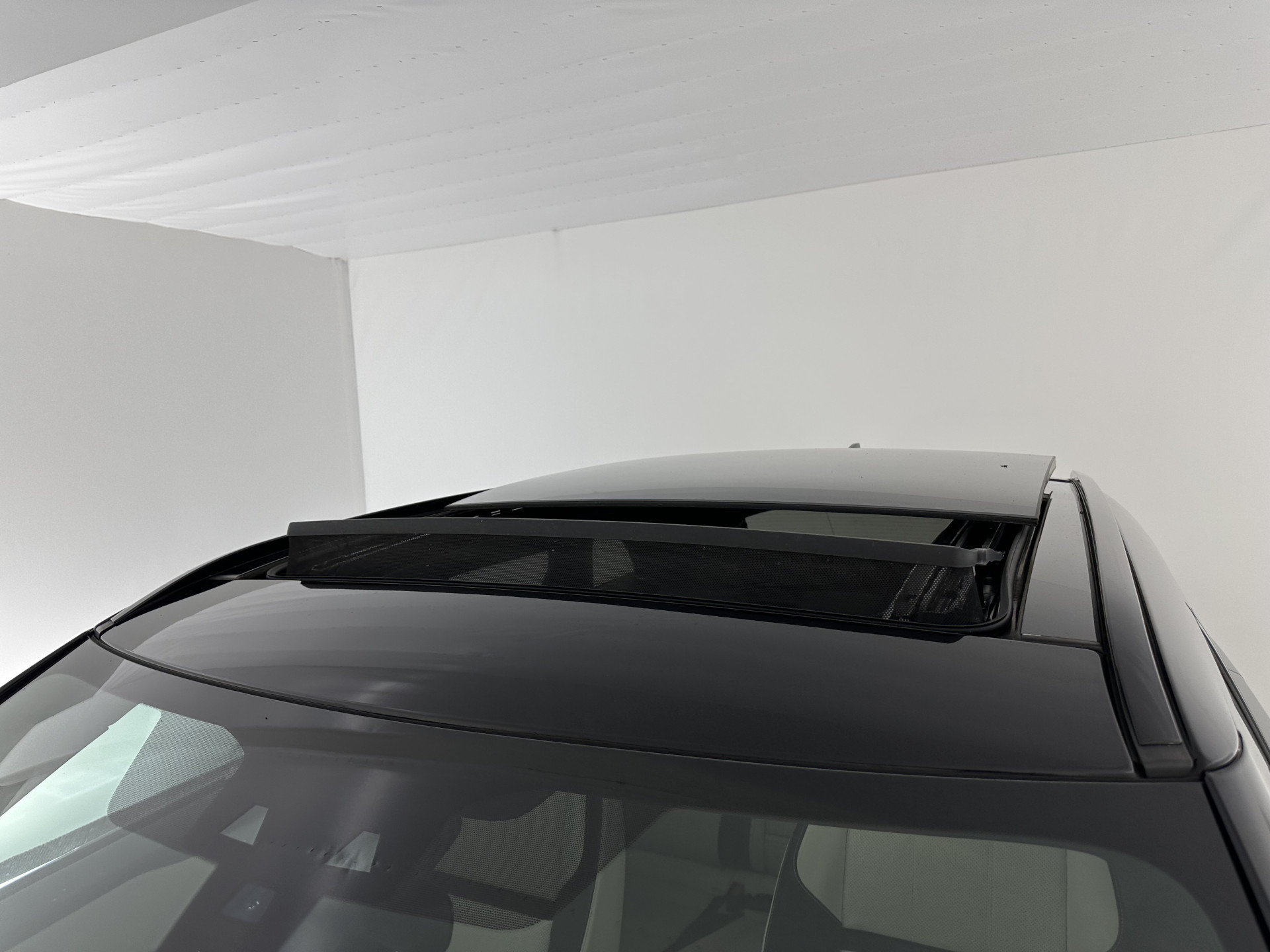 Land Rover Range Rover Velar 2.0 P300 Turbo AWD R-Dynamic HSE Aut. *PANO | HEAD-UP | LEATHER | MATRIX-LED | MEMORY-PACK | BLINDSPOT | MERIDIAN-SURROUND | DIGI-COCKPIT | CAMERA | KEYLESS | HEATED-COMFORTSEATS | PRIVACYGLASS | SHIFTPADDLES | TOWBAR | 22"A