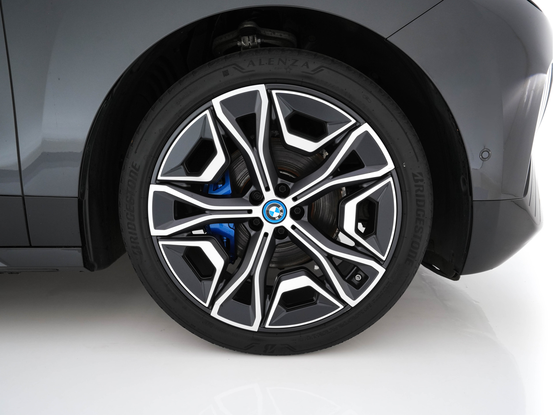 BMW iX xDrive40 High Executive 77 kWh ( 3-Fase ) {SOH-100%} (INCL-BTW) Aut. *PANO | HEAD-UP | HARMAN/KARDON-SURROUND | SOFT-CLOSE | DAB+ | DIGI-COCKPIT | HEATED-COMFORTSEATS | FULL-LED | CARPLAY | TOWBAR | AMBIENT-LIGHT | TOPVIEW | MEMORY-PACK |