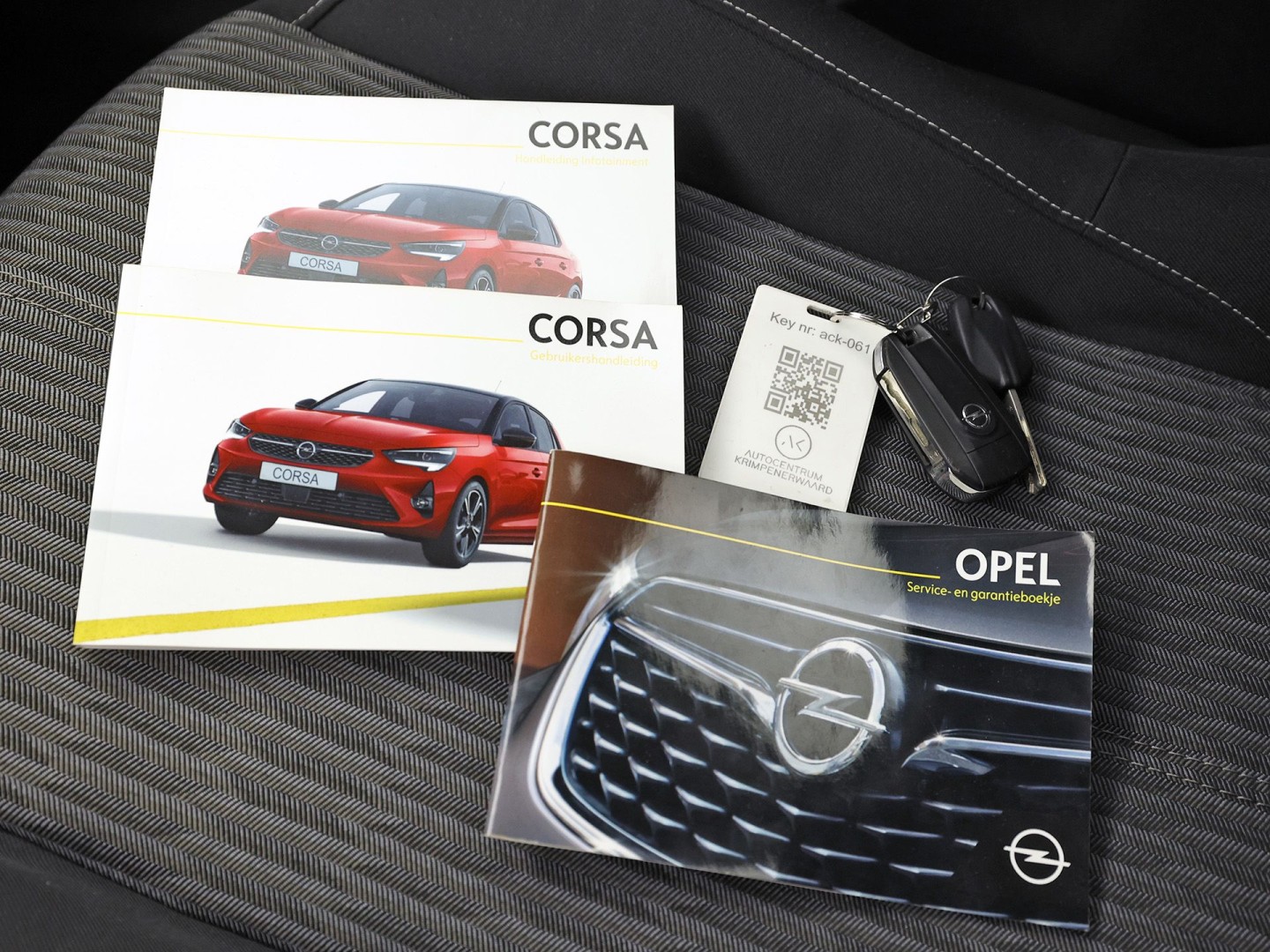 Opel Corsa 1.2 Sport (APPLE CARPLAY, GROOT NAVI, CRUISE, LM VELGEN, SPORTSTOELEN, LANE ASSIST, NIEUWSTAAT)