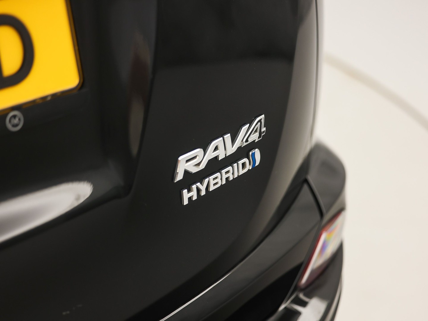 Toyota RAV4 2.5 Hybrid Energy 197Pk Automaat (BLACK PACK, NAVIGATIE, CAMERA, GETINT GLAS, SPORTSTOELEN, KEYLESS, ADAPTIVE CRUISE, NIEUWSTAAT)