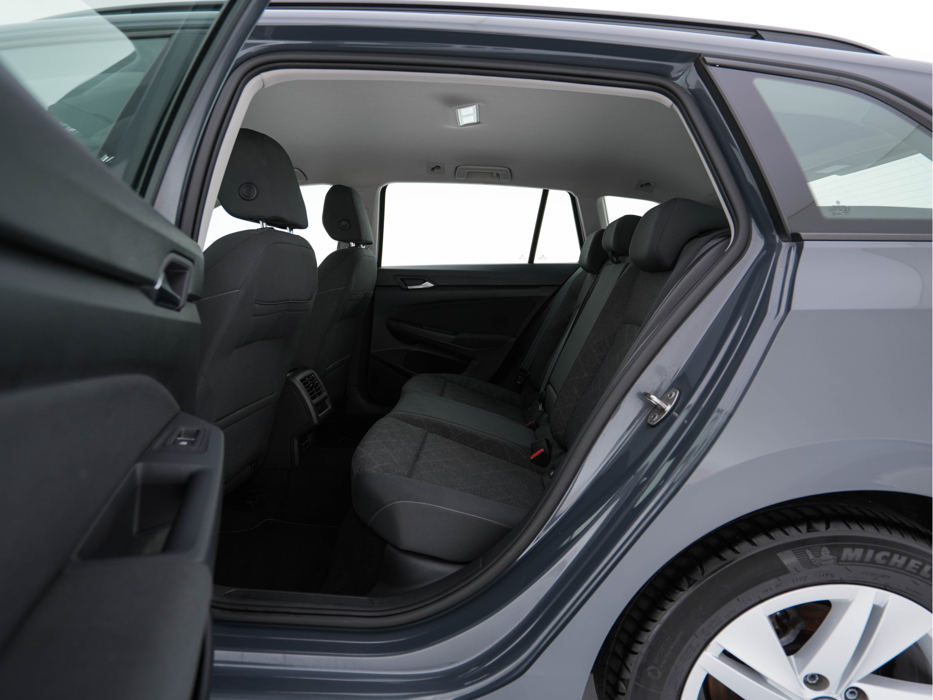 Volkswagen Golf Variant 2.0 TDI Life Business (INCL-BTW)  *FULL-LED | DIGI-COCKPIT | NAVI-FULLMAP | HEATED-COMFORTSEATS | KEYLESS | DAB+ | CARPLAY | ECC | AMBIENT-LIGHT | PDC | 16''ALU*