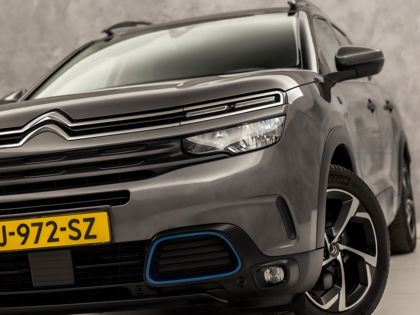 Citroën C5 Aircross 1.6 Plug-in Hybrid 225 Deluxe Sport 225Pk Automaat (APPLE CARPLAY, SOH 93%, GROOT NAVI, 360 CAMERA, GETINT GLAS, ELEK SPORTSTOELEN, LEDER, STOELVERWARMING, ADAPTIVE CRUISE, NIEUWSTAAT)