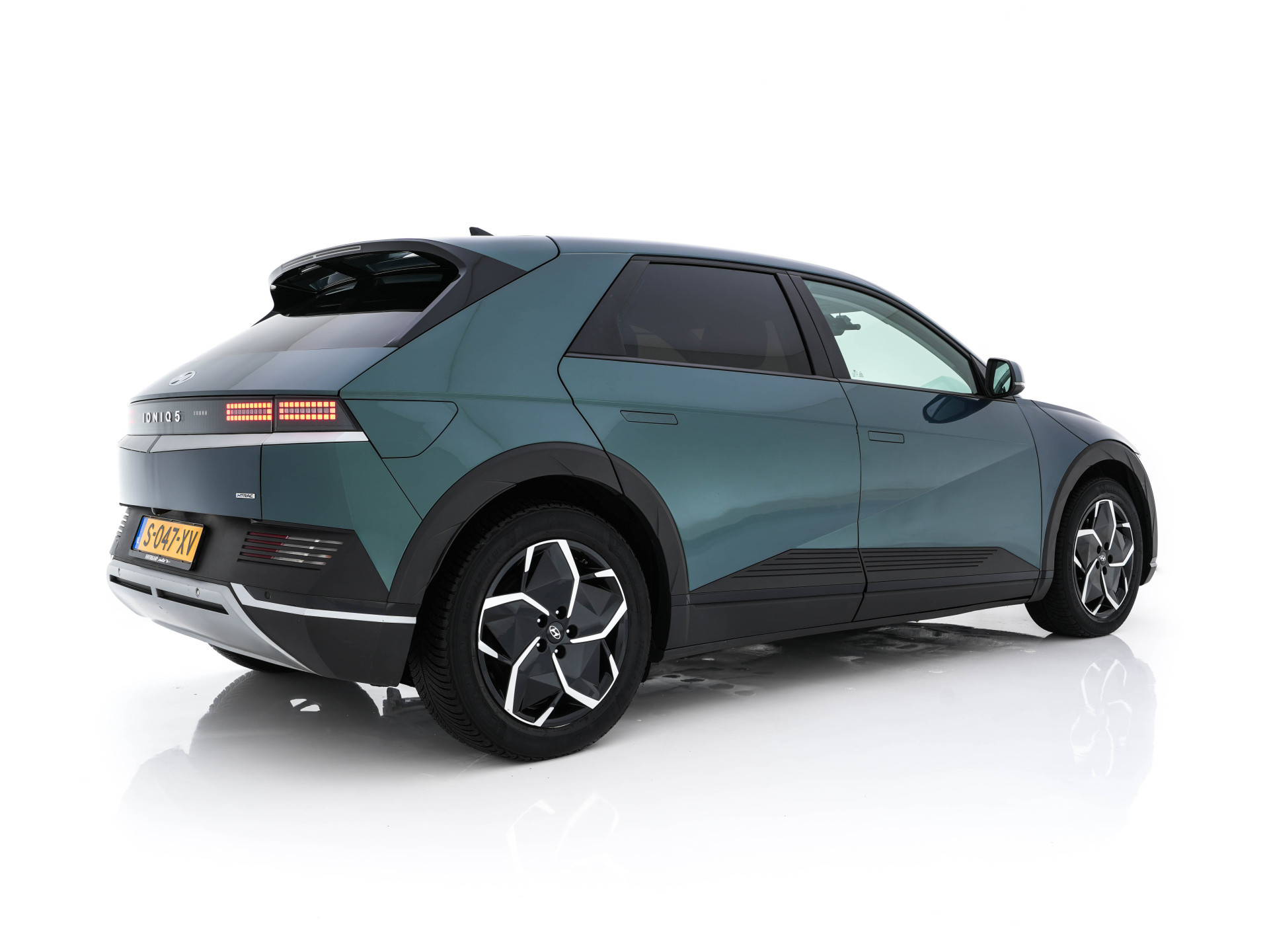 Hyundai IONIQ 5 Connect+ AWD 77.4 kWh [3-FASE]  { SOH-92% } (INCL-BTW) Aut.* HEATPUMP | LEATHER | BOSE-AUDIO | FULL-LED | DIGI-COCKPIT | AMBIENT-LIGHT | DAB | SHIFT-PADDLES | HEAD-UP | NAVI-FULLMAP | KEYLESS | CAMERA | HEATED-COMFORTSEATS | ...