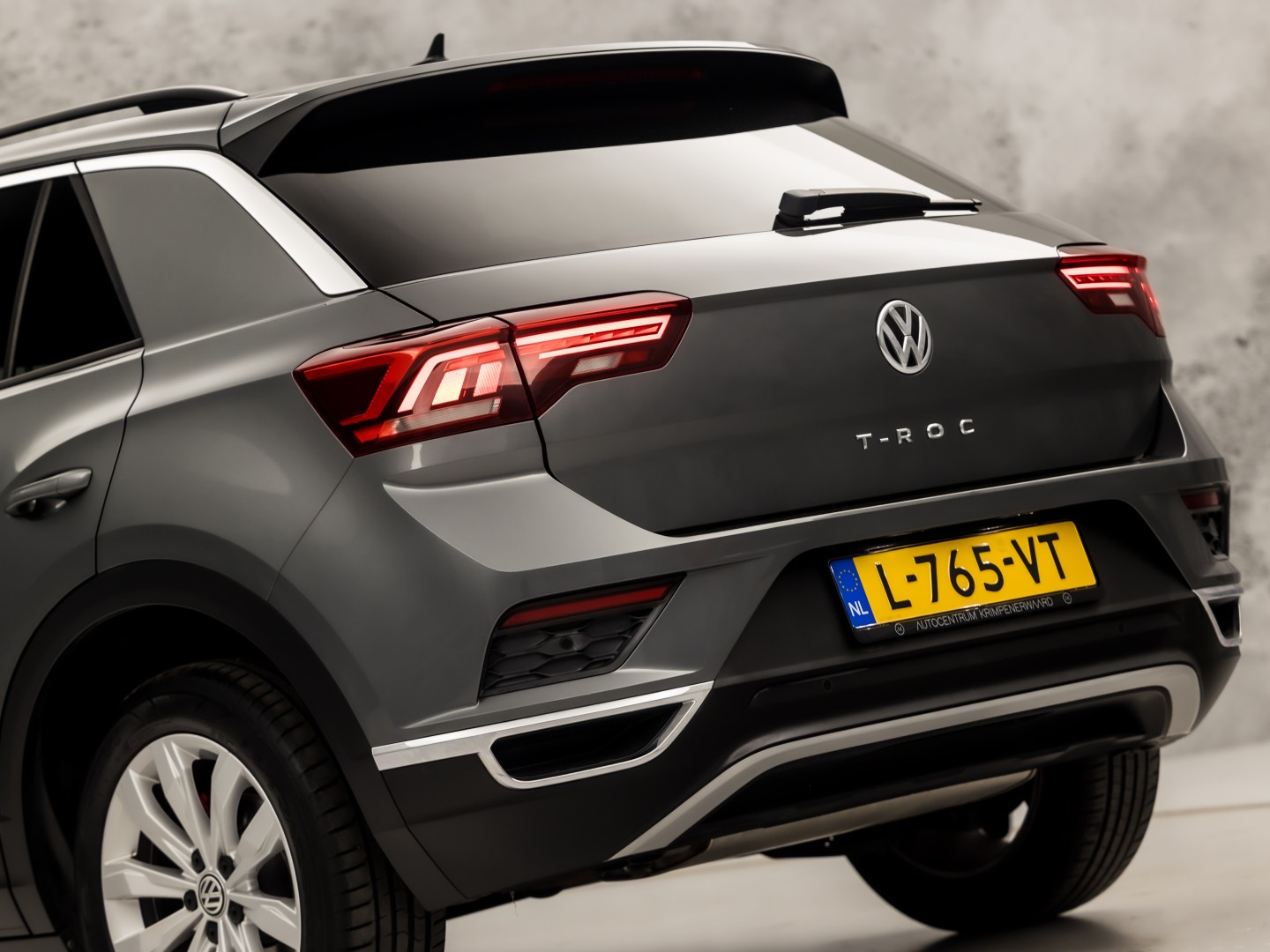 Volkswagen T-Roc 1.5 TSI Sport 150Pk (APPLE CARPLAY, GROOT NAVI, CLIMATE, STOELVERWARMING, ZWART HEMEL, LED KOPLAMPEN, SPORTSTOELEN, GETINT GLAS, ELEK ACHTERKLEP, ADAPTIVE CRUISE, NIEUWSTAAT)