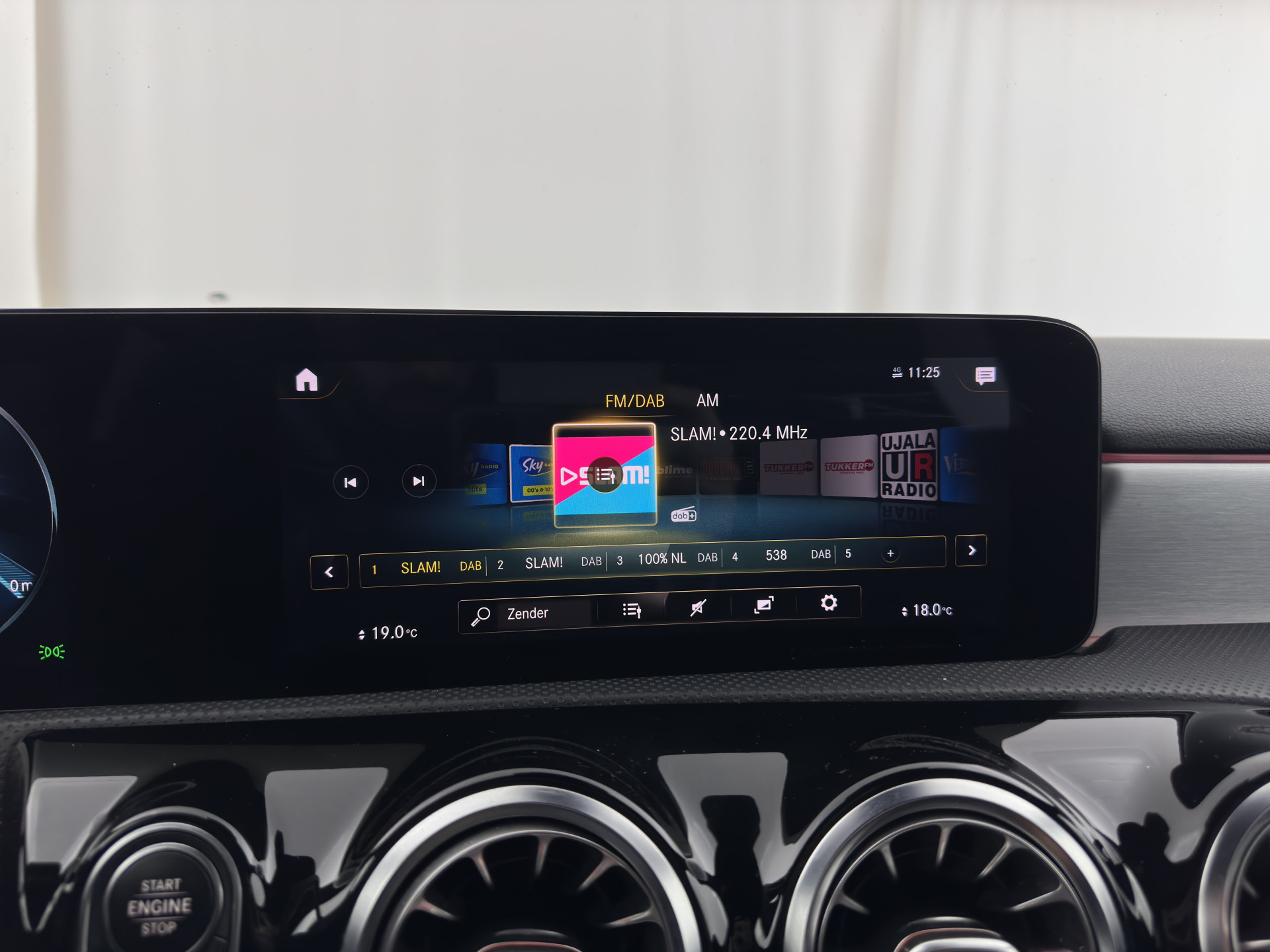 Mercedes-Benz A-klasse 160 AMG-Sportpack Business-Solution (INCL-BTW) *WIDESCREEN-DIGI-COCKPIT | FULL-LED | LEATHER-MICROFIBRE | CAMERA | DYNAMIC-SELECT | CRUISE | HEATED-SPORTSEATS | PRIVACY-GLASS | DAB | AMBIENT-LIGHT | 18"ALU*