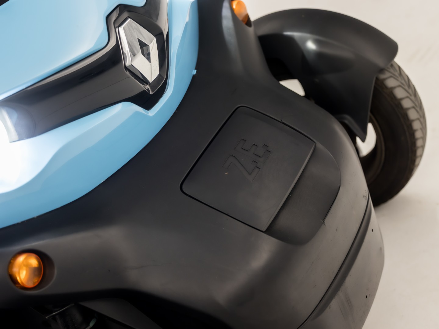 Renault Twizy Life (45 KMH, BROMMER KENTEKEN, ZWART LEDER, PARKEERSENSOREN, SPORTSTOEL, NIEUWSTAAT)