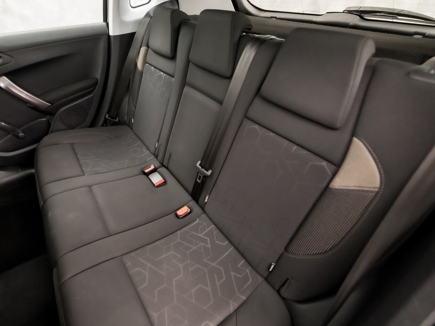 Peugeot 2008 1.2 VTi Sport (PANORAMADAK, NAVIGATIE, PARKEERSENSOREN, SPORTSTOELEN, CRUISE, NIEUWE APK, NIEUWSTAAT)