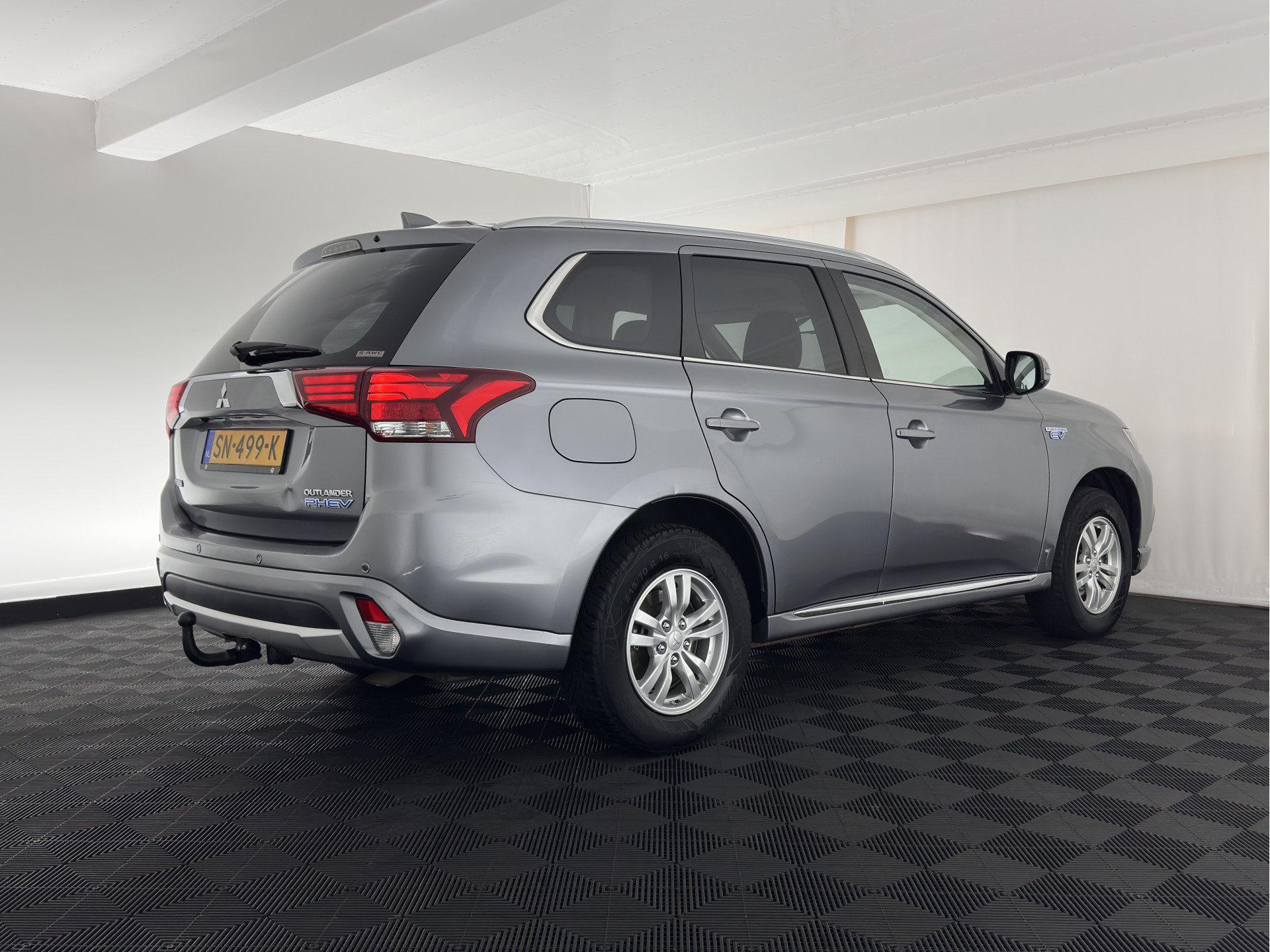 Mitsubishi Outlander 2.0 PHEV (Plug-In) Pure (INCL-BTW) Aut. *LEATHER-MICROFIBRE | COMFORTSEATS | CARPLAY | CAMERA | DAB+ | KEYLESS | PRIVACY-GLASS | SHIFT-PADDLES | TOWBAR | 16''ALU*