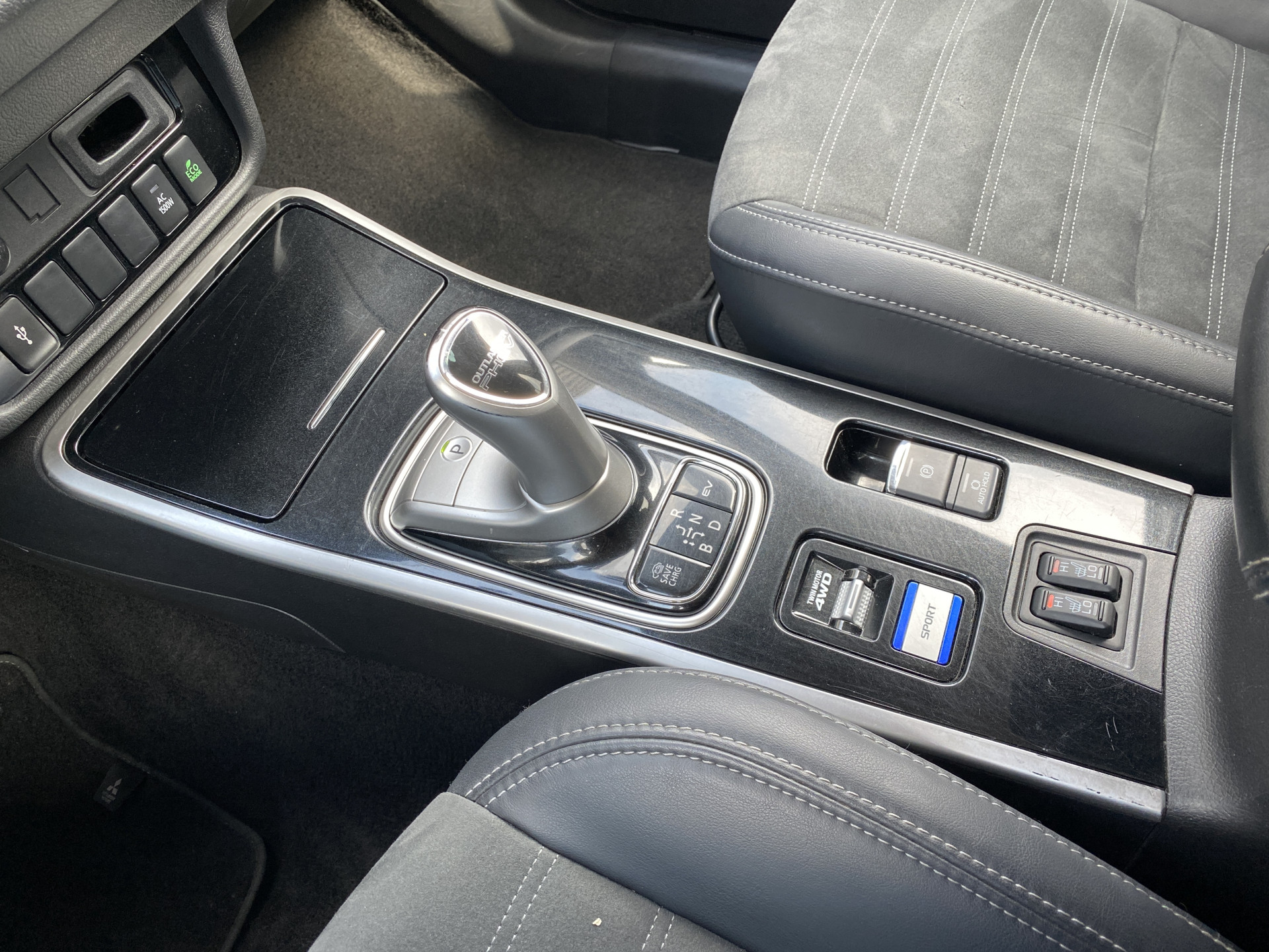 Mitsubishi Outlander 2.4 PHEV Intense+ 4WD 225 pk AUT. | 1e eigenaar | navigatie | trekhaak | elektr. v. stoel | carplay | alcantara