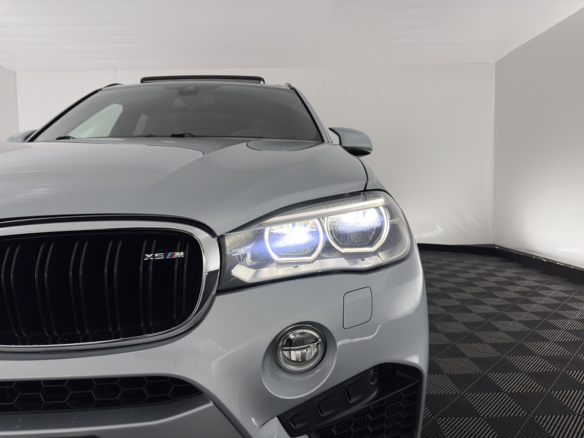 BMW X5 M Aut. *PANO | HEAD-UP | LEATHER | FULL-LED | NAVI-FULLMAP | MEMORY-PACK | HARMAN/KARDON-AUDIO | KEYLESS | CAMERA | HEATED-COMFORTSEATS | SHIFTPADDLES | TOWBAR | 20''ALU*