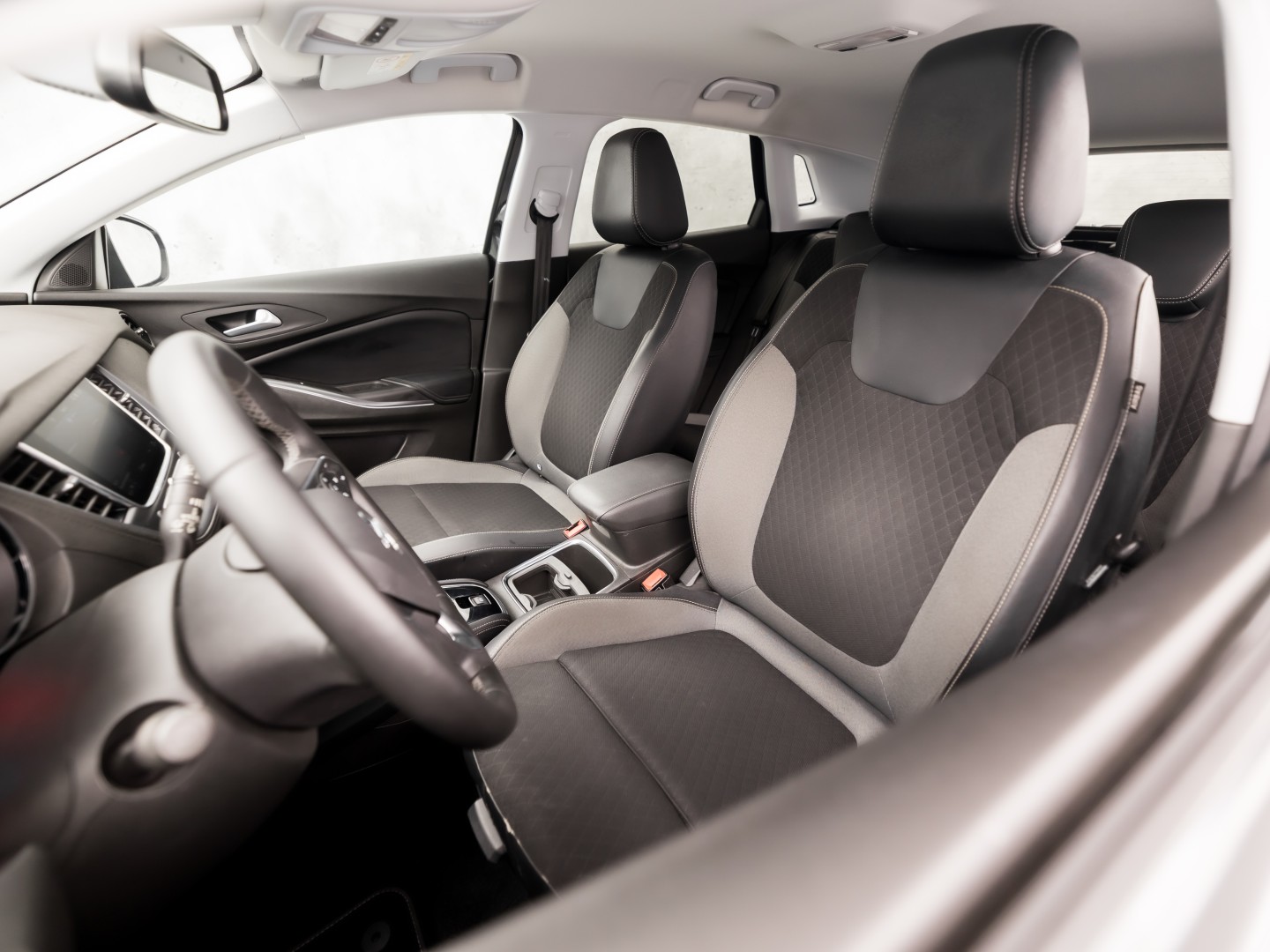 Opel Grandland X 1.2 Innovation Turbo Sport (APPLE CARPLAY, GROOT NAVI, CLIMATE, LEDER, CAMERA, SPORTSTOELEN, GETINT GLAS, CRUISE, NIEUWSTAAT)