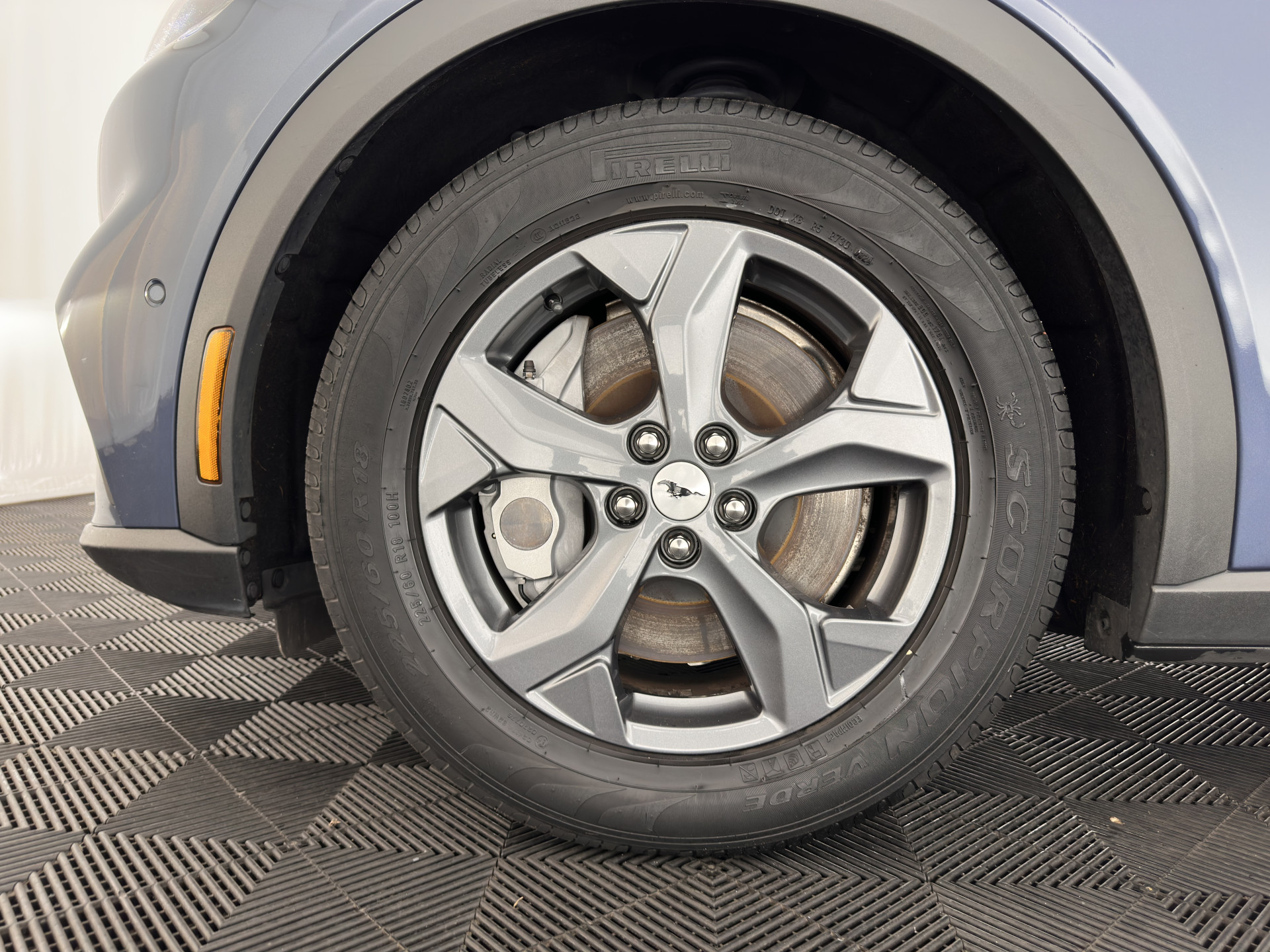 Ford Mustang Mach-E RWD 75 kWh [3-Fase ] {SOH-90%} (INCL-BTW) Aut.*LEATHER | FULL-LED | DAB | DIGI-COCKPIT | KEYLESS | NAVI-FULLMAP | CARPLAY | HEATED-COMFORTSEATS | TOPVIEW |  ADAPTIVE-CRUISE | PRIVACY-GLASS | 18'' ALU*