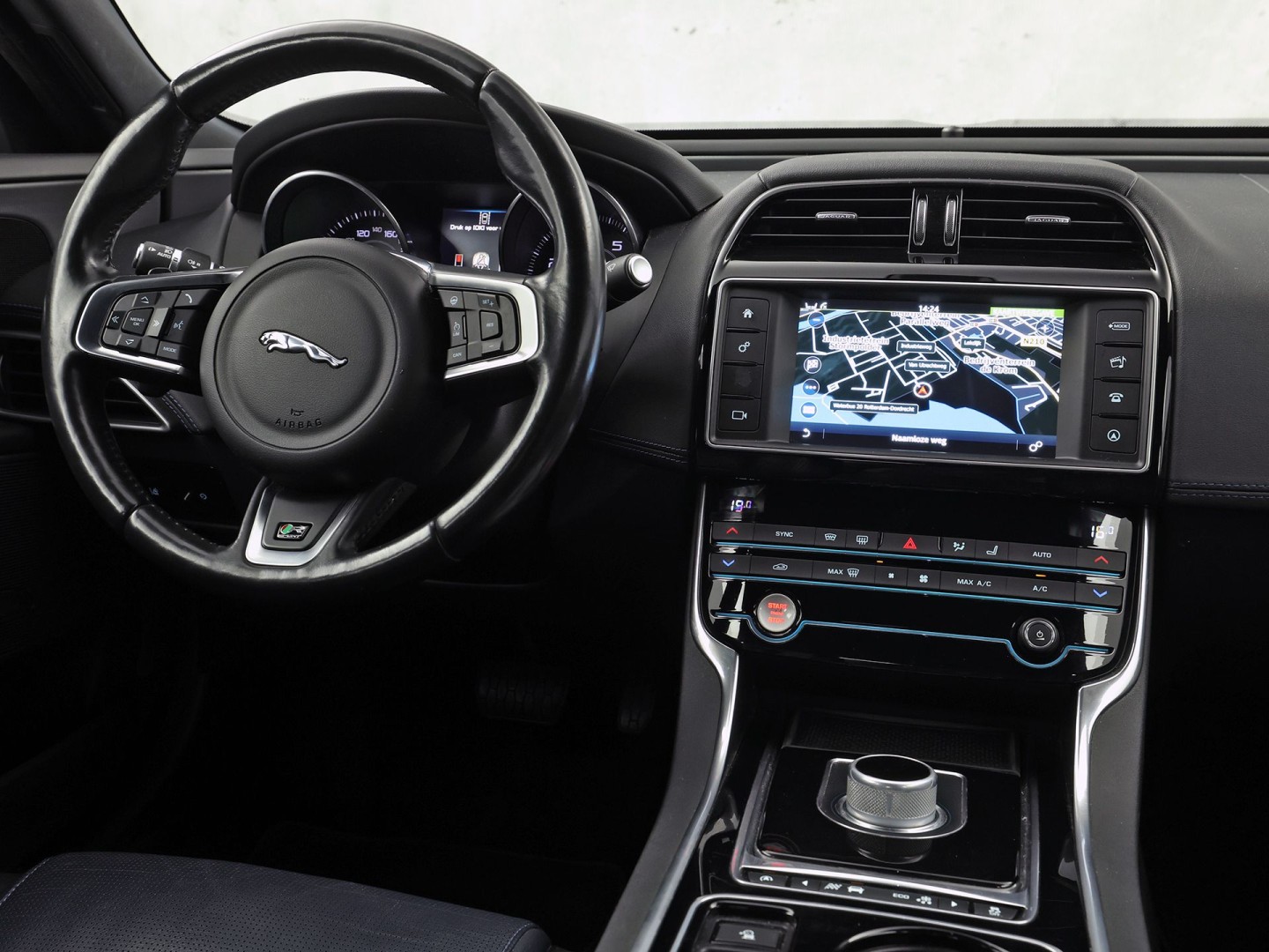 Jaguar XE 2.0 Portfolio 241Pk Automaat (NAVIGATIE, MERIDIAN AUDIO, LEDER, ELEK SPORTSTOELEN, LANE ASSIST, STUURWIEL VERWARMD, ZWART HEMEL, NIEUWSTAAT)