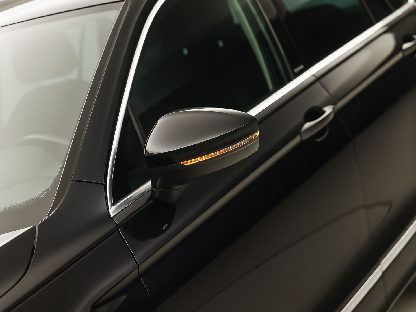 Volkswagen Tiguan 1.5 TSI ACT Highline 150Pk Automaat (VIRTUAL COCKPIT, APPLE CARPLAY, GROOT NAVI, CAMERA, STOELVERWARMING, SPORTSTOELEN, GETINT GLAS, ADAPTIVE CRUISE, NIEUWSTAAT)