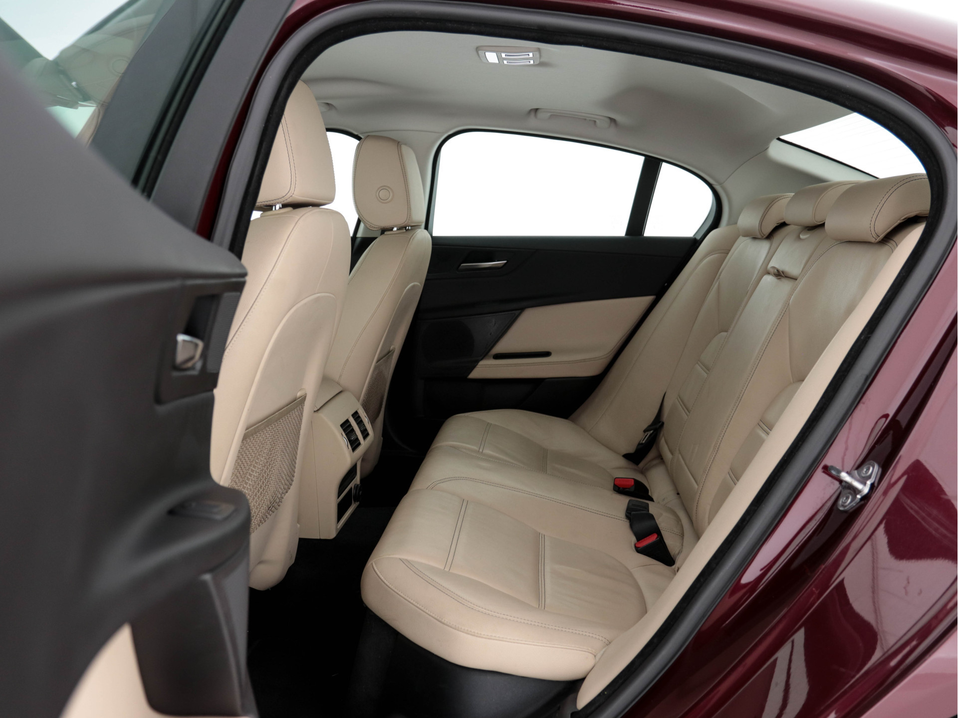 Jaguar XE 2.0 D Portfolio (INCL-BTW) Aut. *LEATHER | NAVI-FULLMAP | BI-XENON | CAMERA | ECC | COMFORT-SEATS | SHIFT-PADDLES | PDC | JAGUAR-AUDIO | CRUISE | LANE-ASSIST | TOWBAR | 18"ALU*