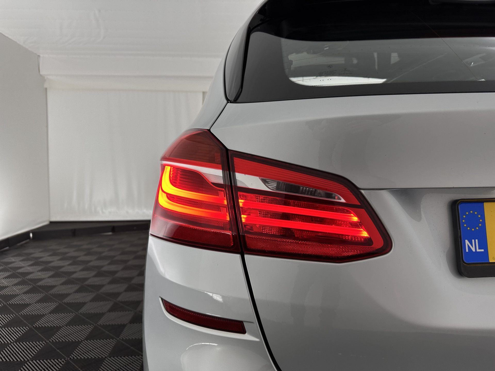 BMW 2-serie Active Tourer 225xe M-Sportpack iPerformance Centennial High Executiv (INCL-BTW) Aut. *PANO | HEAD-UP | LEATHER | FULL-LED | CAMERA | NAVI-FULLMAP | HEATED-SPORTSEATS | KEYLESS | ECC | PDC | CRUISE | 17''ALU*