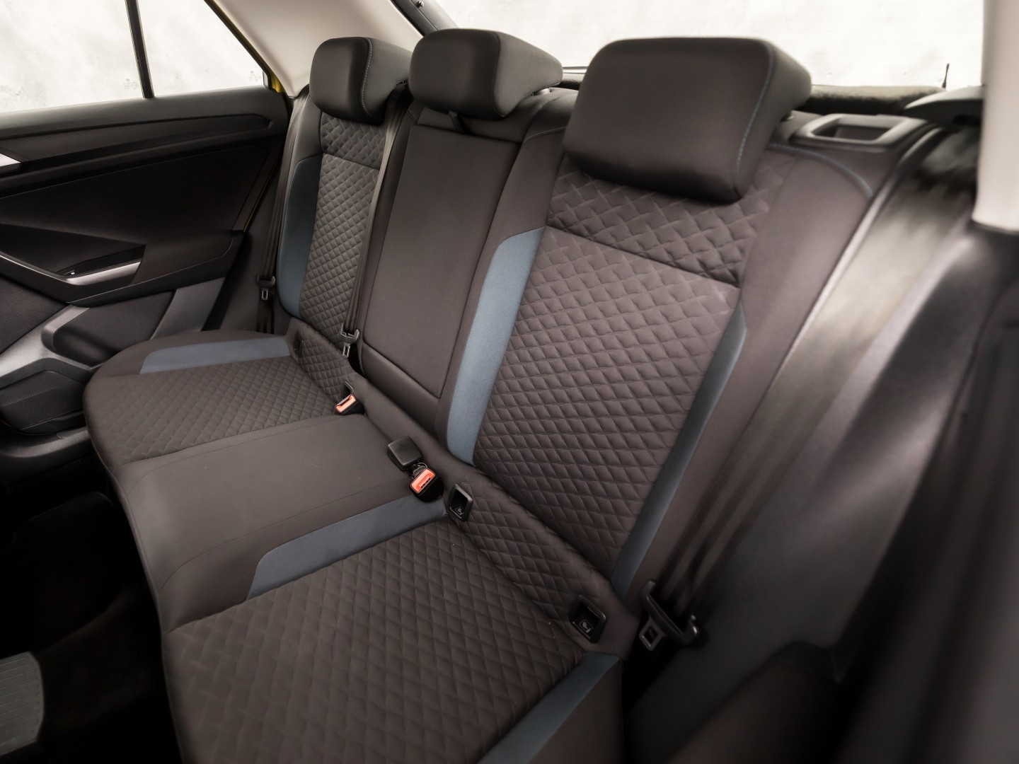 Volkswagen T-Roc 1.0 TSI Sport (APPLE CARPLAY, GROOT NAVI, STOELVERWARMING, GETINT GLAS, SPORTSTOELEN, ADAPTIVE CRUISE, PARKEERSENSOREN, NIEUWSTAAT)