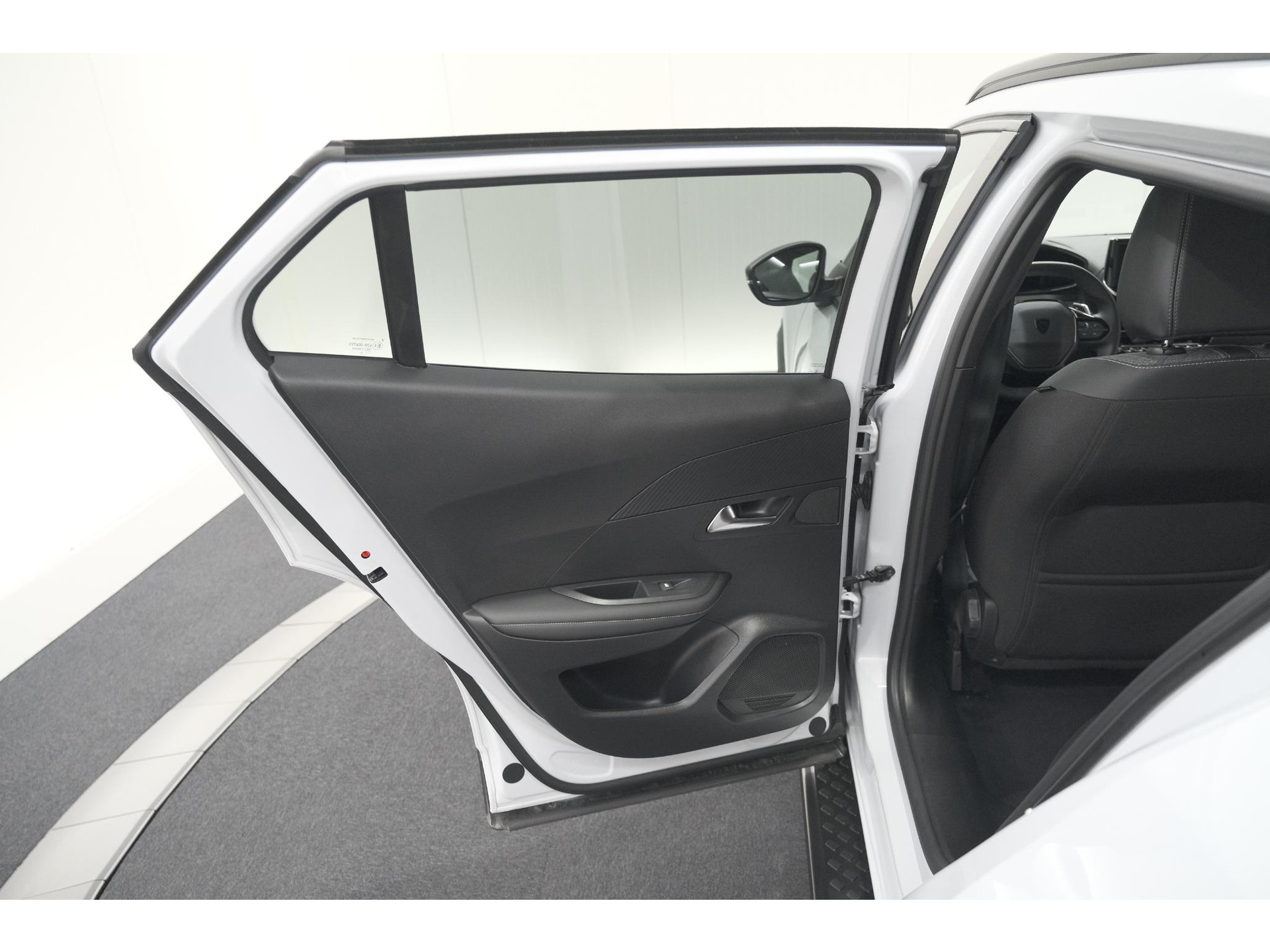 Peugeot 2008 PureTech 130 EAT8 Allure | Allseason banden | 360 Camera | Dodehoekdetectie | Apple Carplay | Stoelverwarming