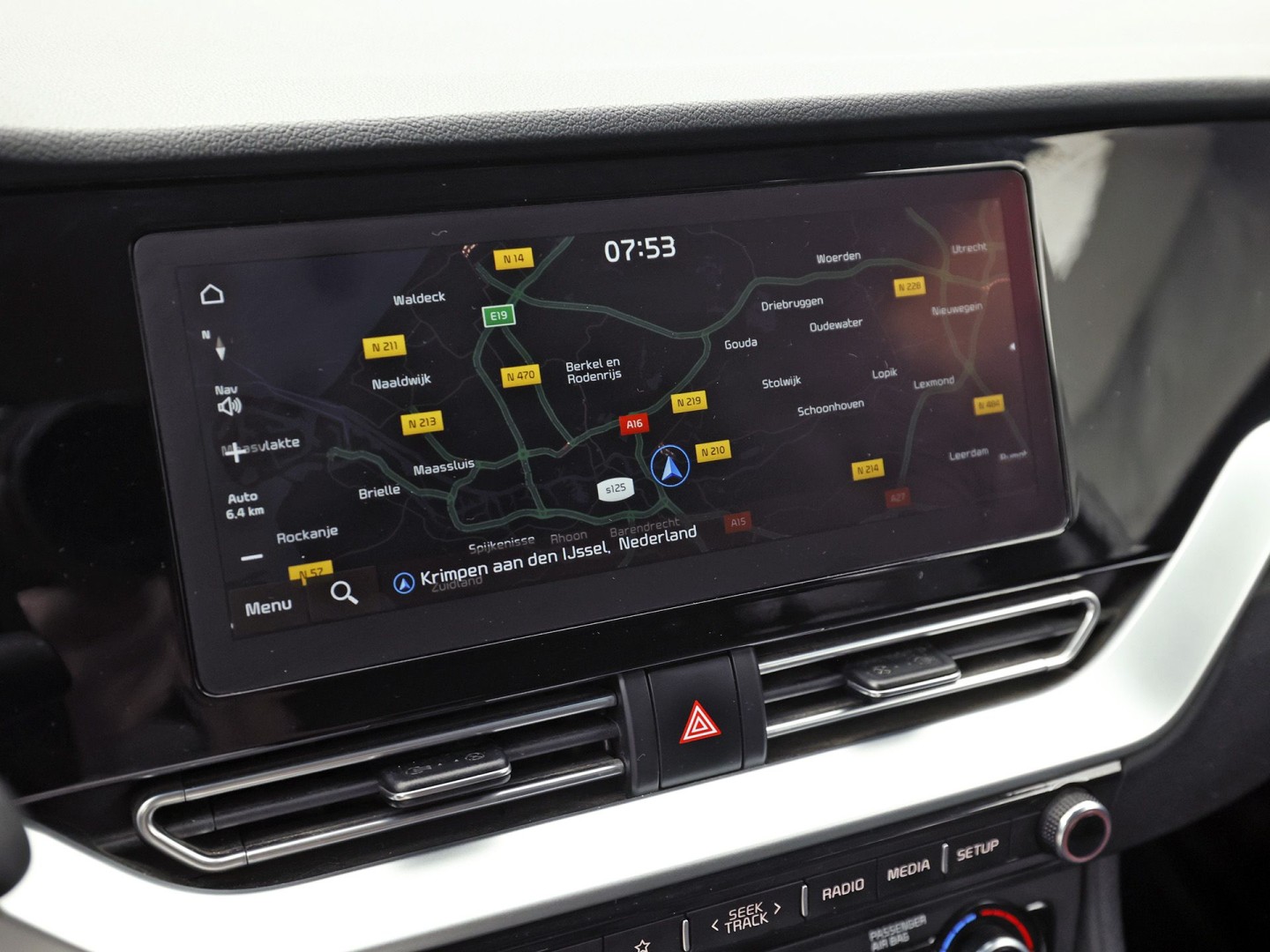 Kia Niro 1.6 GDi PHEV DynamicLine 141Pk Automaat (1e EIGENAAR, APPLE CARPLAY, GROOT NAVI, CAMERA, TREKHAAK, SPORTSTOELEN, ADAPTIVE CRUISE, GETINT GLAS, LEDER, NIEUWSTAAT)