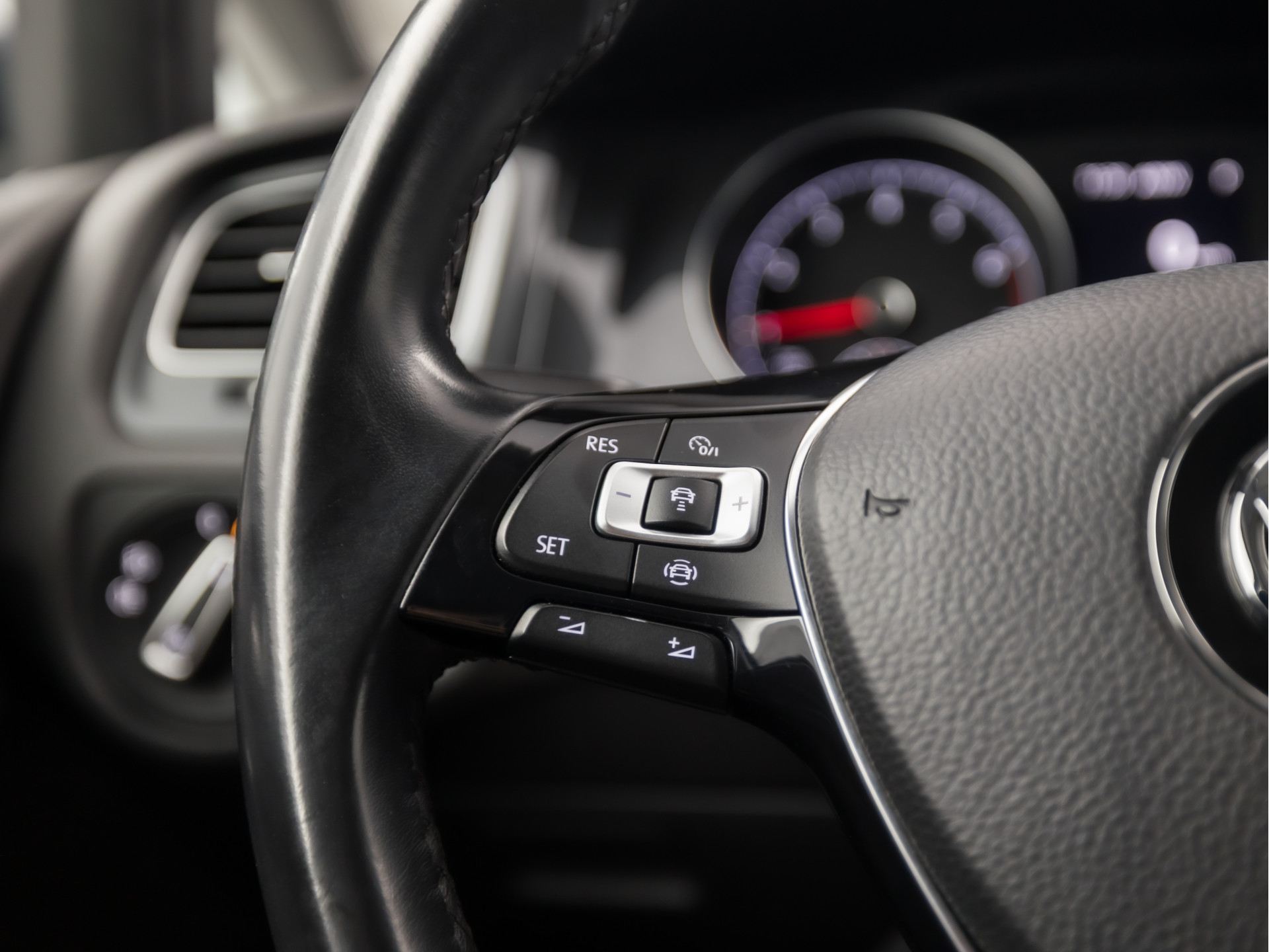 Volkswagen Golf Variant 1.0 TSI Sportline 116Pk Automaat (GROOT NAVI, APPLE CARPLAY, CLIMATE, ADAPTIVE CRUISE, PARKEERSENSOREN, LM VELGEN, NIEUWE APK, NIEUWSTAAT)