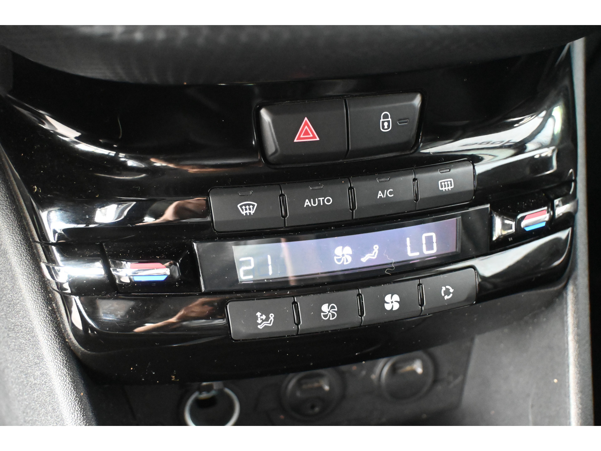 Peugeot 2008 1.6 e-HDi Blue Lease Executive Nap! Clima Navigatie Cruise control Lichtmetaal 100% Onderhouden! Inruil Mogelijk!
