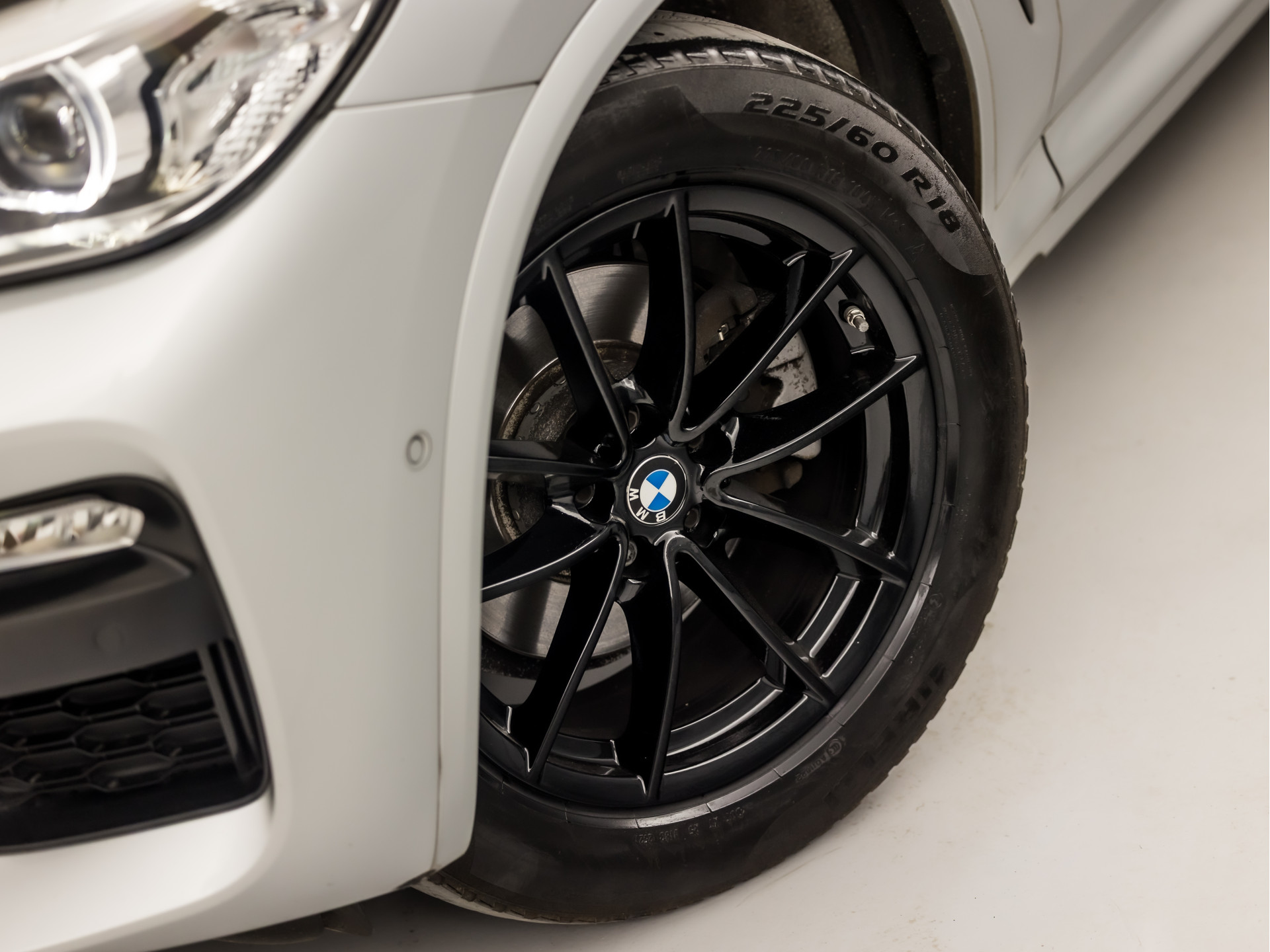 BMW X3 xDrive20i M Sport High Executive (PANORAMADAK, M PAKKET, GROOT NAVI, BRUIN LEDER, STOELVERWARMING, SPORTSTOELEN, CAMERA, ELEK ACHTERKLEP, SFEERVERLICHTING, NIEUWSTAAT)