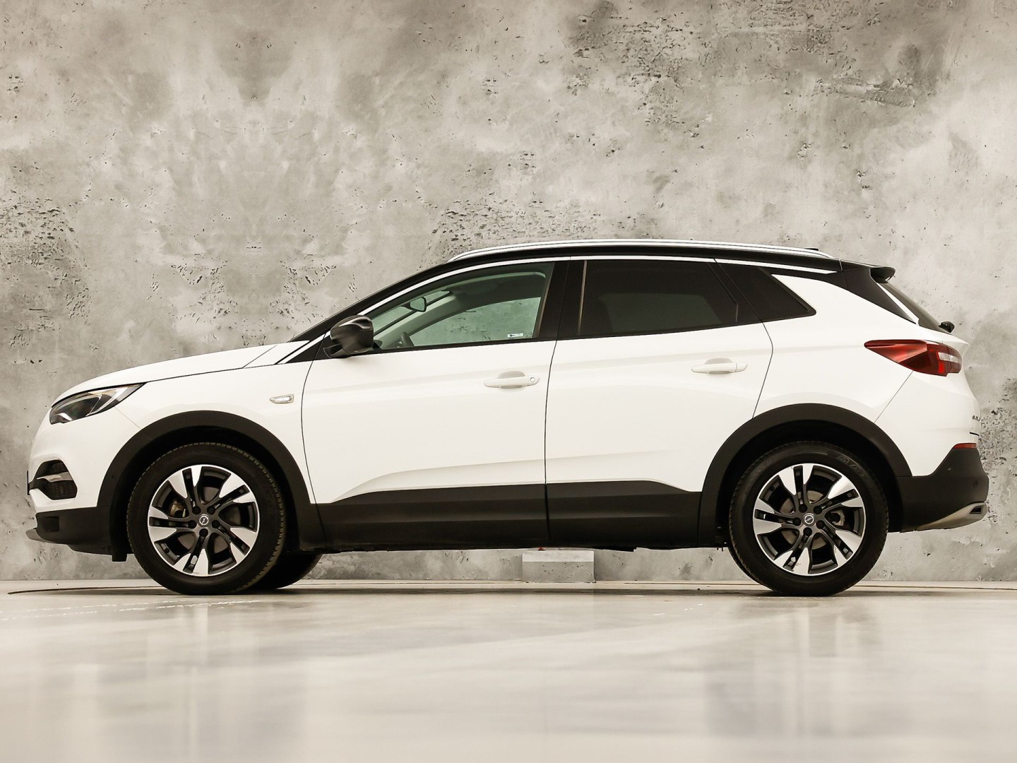 Opel Grandland X 1.2 Turbo Innovation Sport (APPLE CARPLAY, STOELKOELING/VERWARMING, MEMORY SEAT, 360 CAMERA, LEDER, GETINT GLAS, STUURWIEL VERWARMD, NIEUWE APK, NIEUWSTAAT)