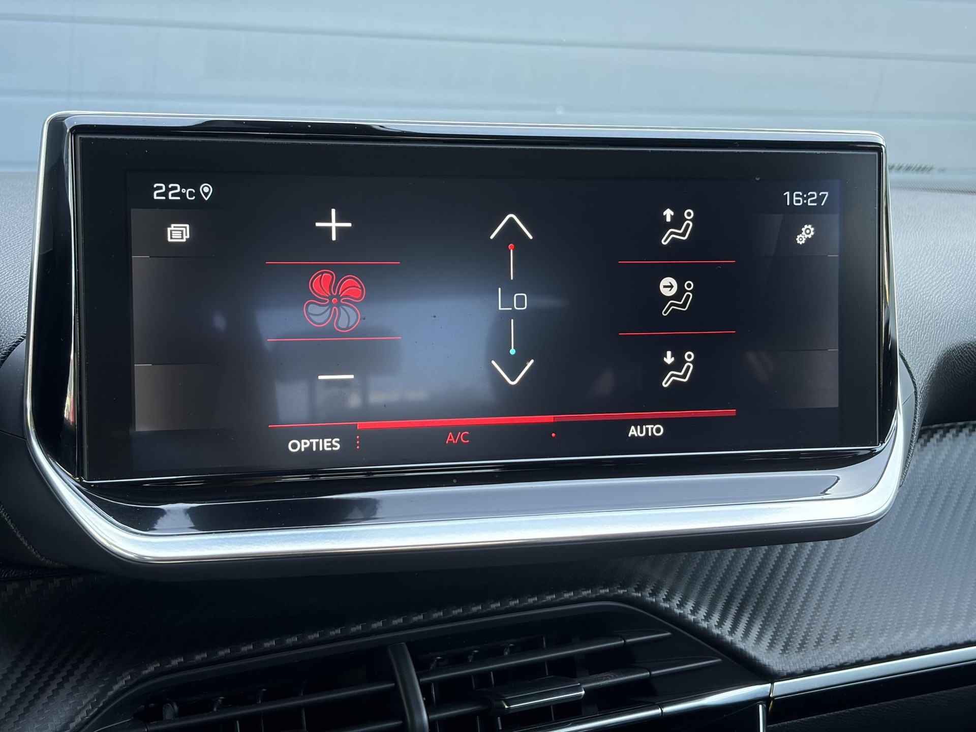 Peugeot 2008 1.2 PureTech Allure ✓Recent beurt gehad✓D-riem vv in 06-2025✓360° Camera✓Draadloze telefoonlader✓Carplay✓Keyless✓Automaat✓Trekhaak✓Halfleder✓Navi✓Clima✓Cruise✓131pk✓Lm velgen✓2e Eigenaar✓Pdc V+A✓Rijstrooksensor✓N.A.P✓Apk tot 04-2028