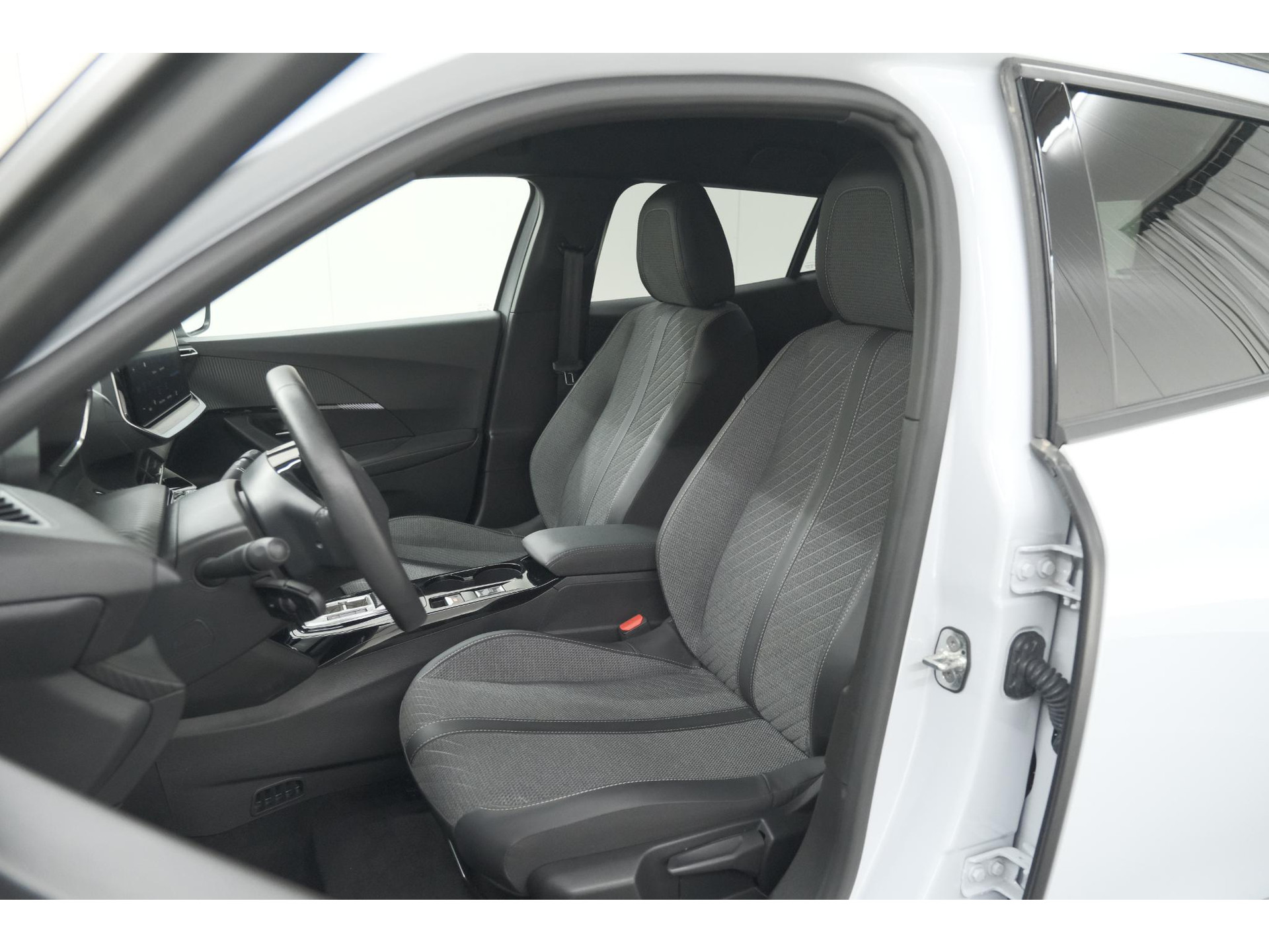 Peugeot e-2008 EV Allure 54 kWh | 97,9% SOH | 11 KW Lader | Apple Carplay | Parkeersensoren
