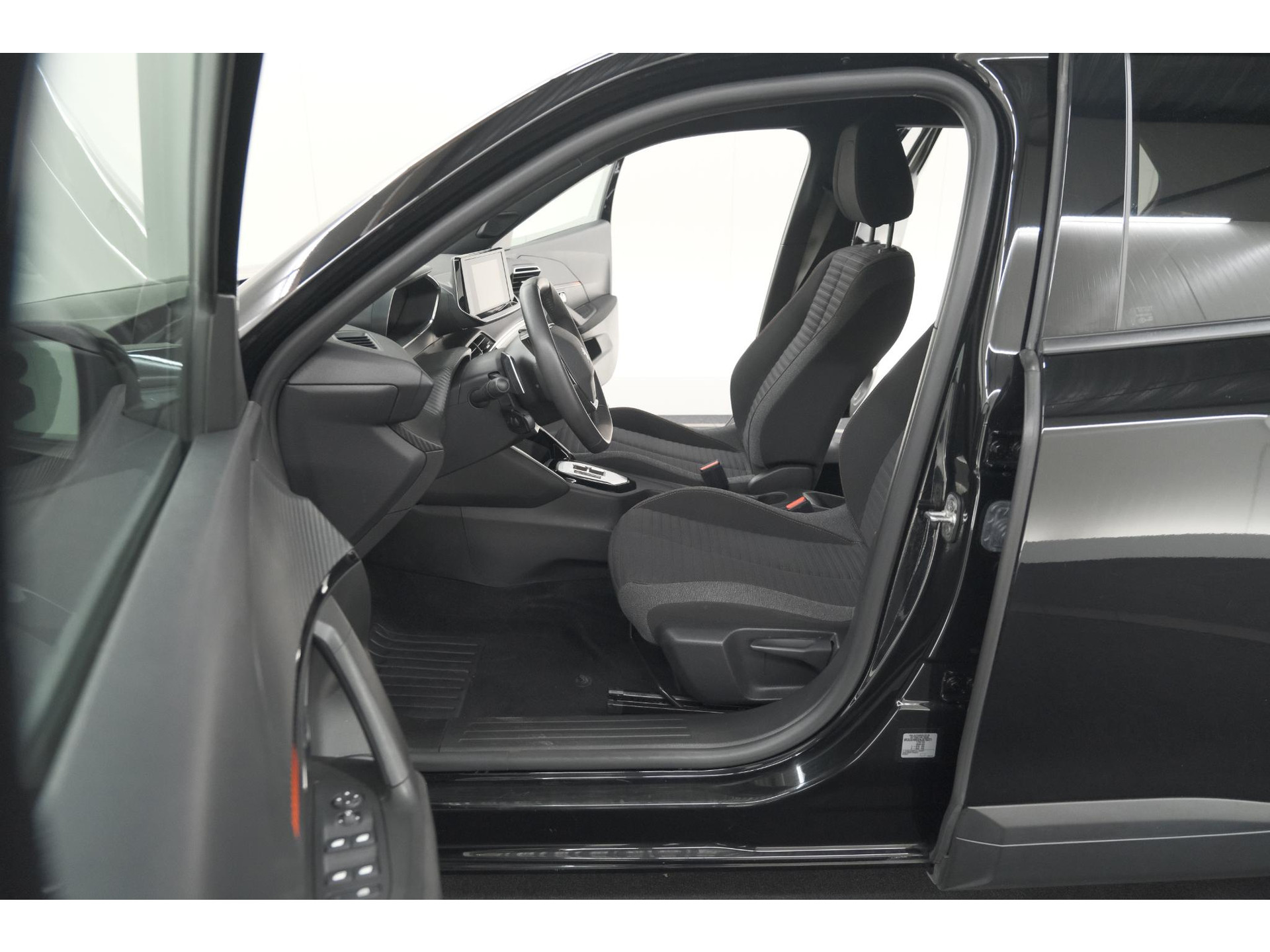 Peugeot 2008 PureTech 130 EAT8 Active Pack | Parkeersensoren | Apple CarPlay | Climate Control | Stoelverwarming