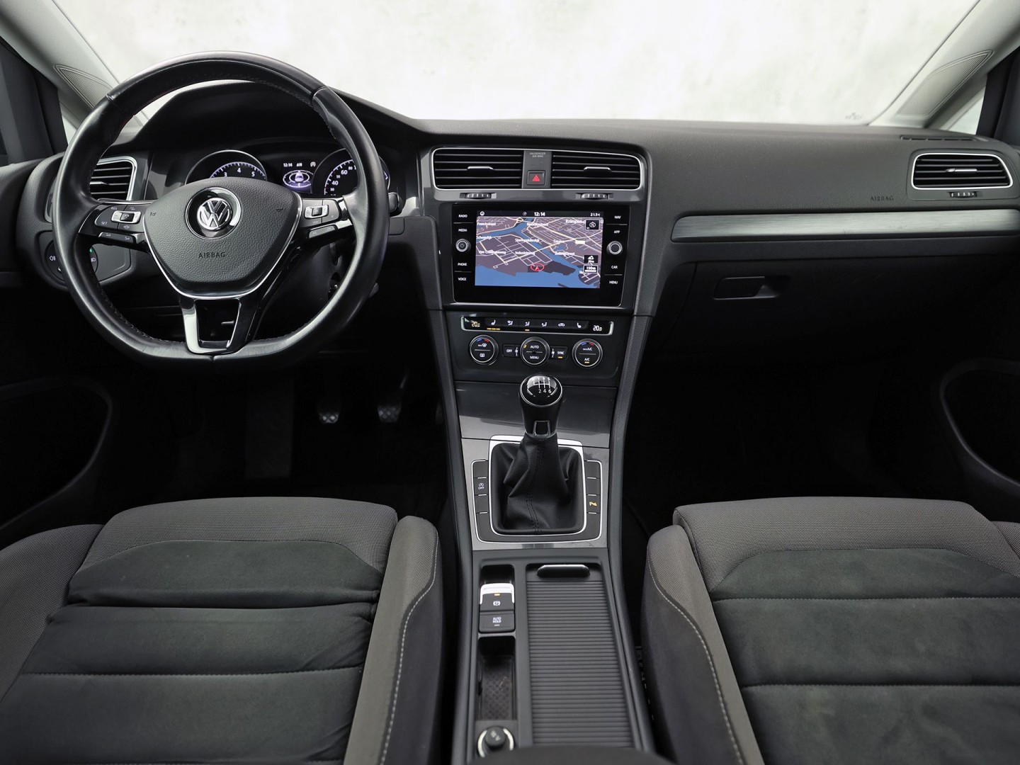 Volkswagen Golf 1.5 TSI Sportline (APPLE CARPLAY, GROOT NAVI, CLIMATE, STOELVERWARMING, SPORTSTOELEN, LED KOPLAMPEN, PARKEERSENSOREN, ADAPTIVE CRUISE, NIEUWSTAAT)