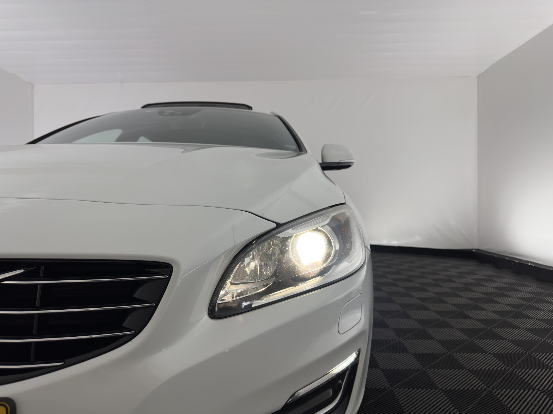 Volvo V60 2.4 D5 Twin Engine Special Edition Aut. *PANO | LEATHER | BI-XENON | BLINDSPOT | MEMORY-PACK | NAVI-FULLMAP | HEATED-SPORTSEATS | CAMERA | PERFORMANCE-AUDIO | TOWBAR | 18''ALU*