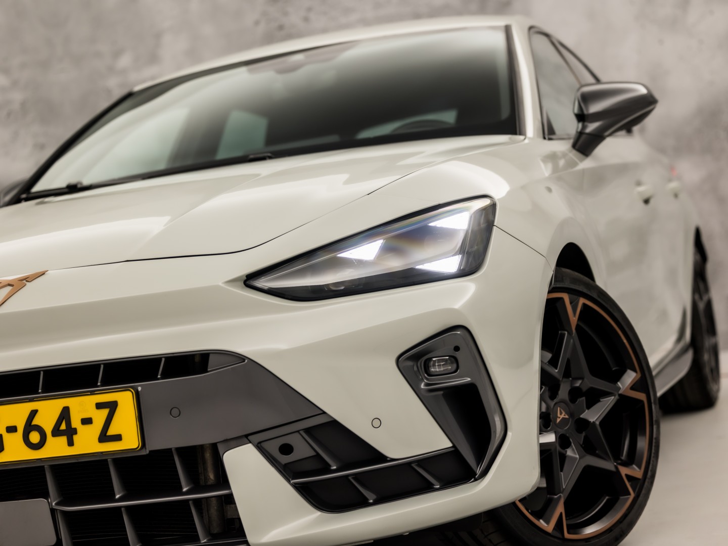 CUPRA Leon 1.5 TSI Sport 150Pk Automaat (APPLE CARPLAY, GROOT NAVI, KUIPSTOELEN, SENNHEISER AUDIO, CAMERA, STUUR/STOELVERWARMING, GETINT GLAS, NIEUWSTAAT)