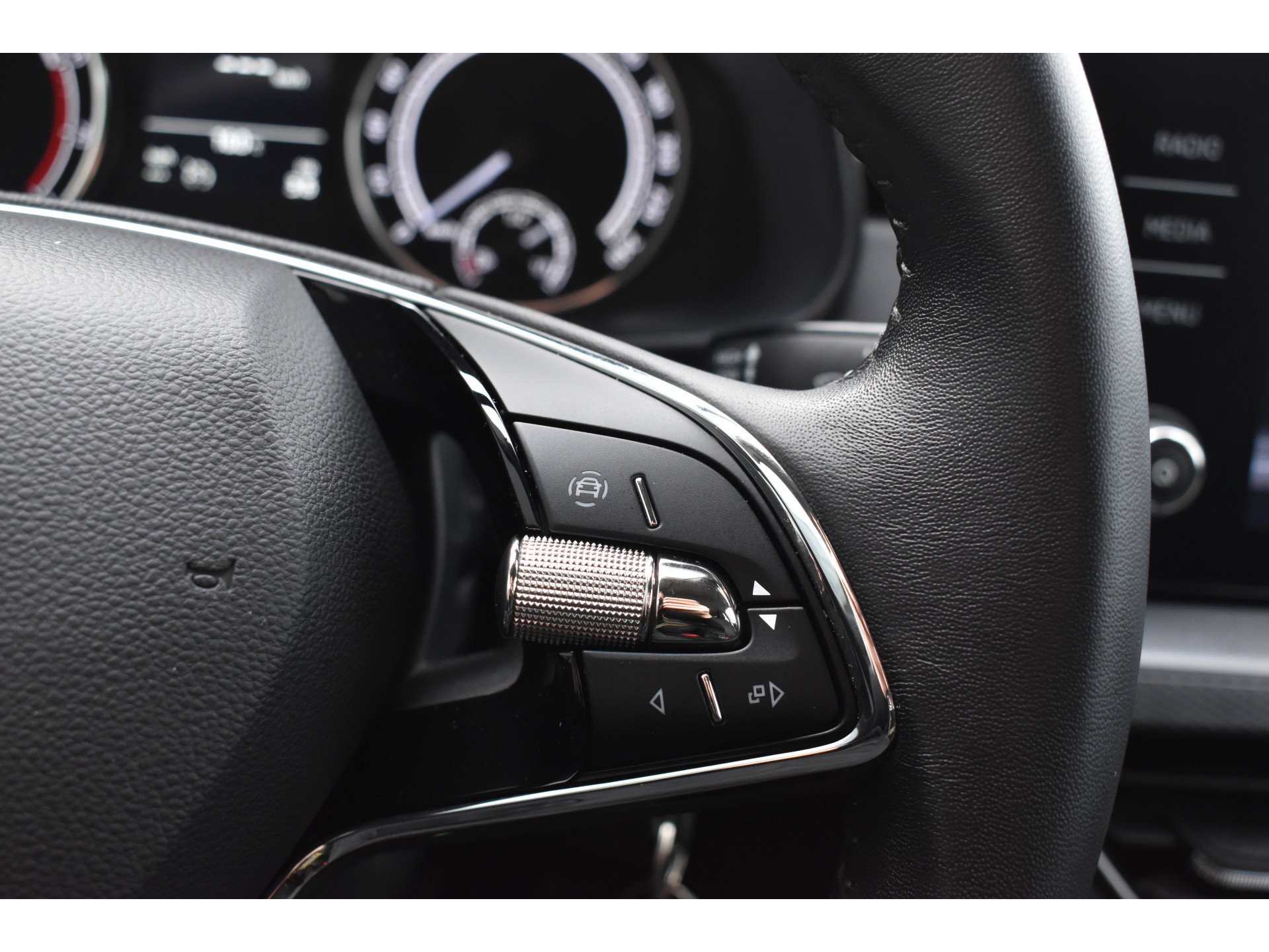 ŠKODA Scala 1.0 TSI Ambition Automaat Carplay Navigatie Front/lane assist Stoelverwarming Parkeer sensoren