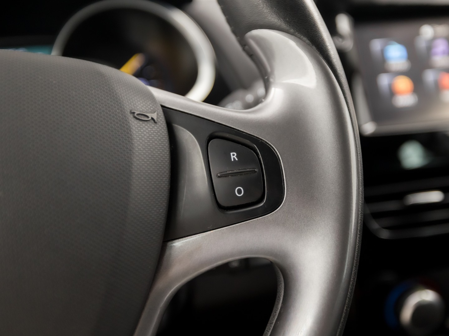 Renault Clio Estate 0.9 TCe Dynamic Sport (NAVIGATIE, LM VELGEN, GETINT GLAS, SPORTSTOELEN, CRUISE, PARKEERSENSOREN, NIEUWE APK, NIEUWSTAAT)